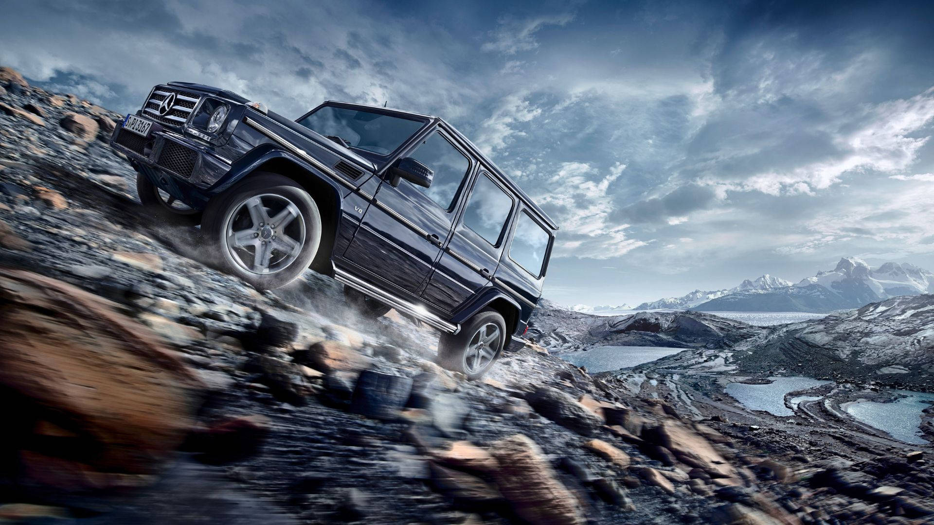 4K ultra HD windows 桌布 壁紙 — 一輛黑色 Mercedes G-Class SUV 在戲劇性的多雲天空下征服陡峭的岩石山坡，遠方有積雪的山峰。