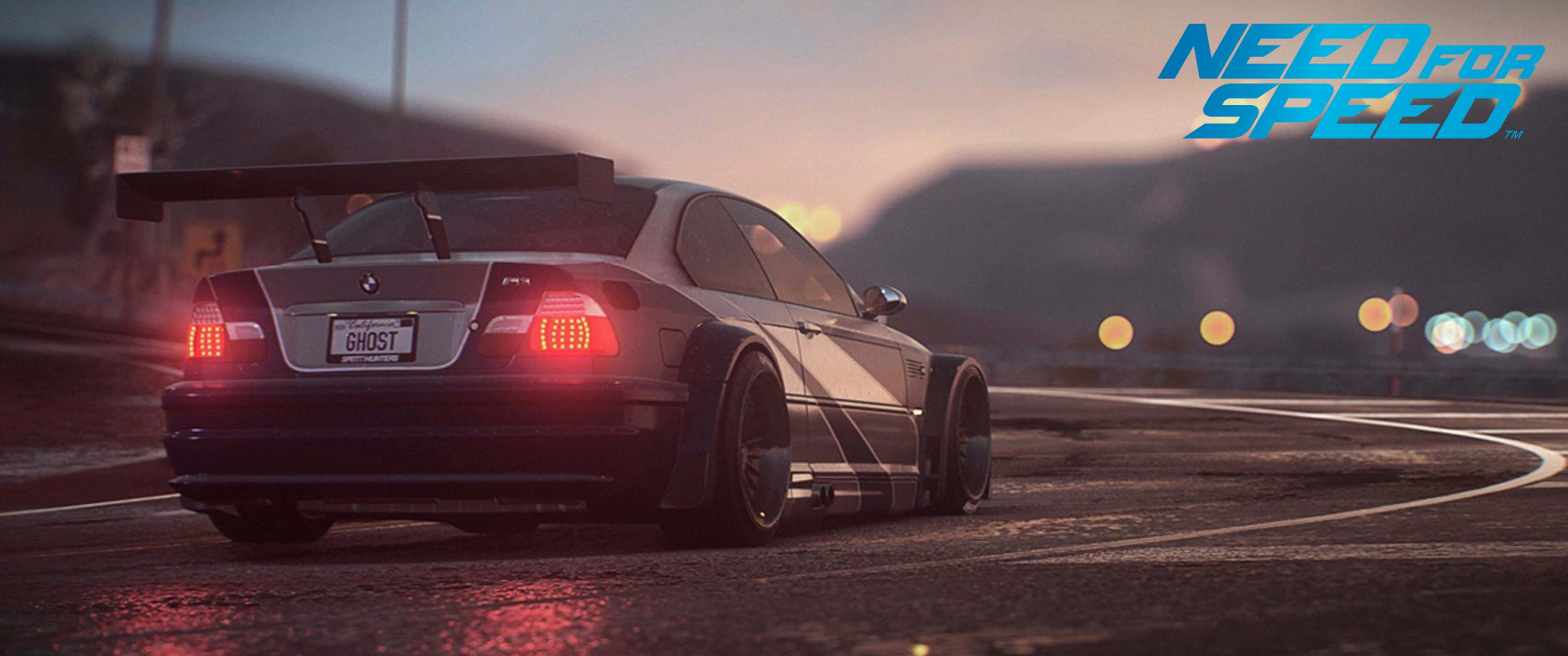 3440x1440p Need For Speed 桌布 壁紙 — 一輛黑色BMW賽車在黃昏時分於濕滑道路上甩尾，紅色尾燈發光，背景是模糊的城市燈光。