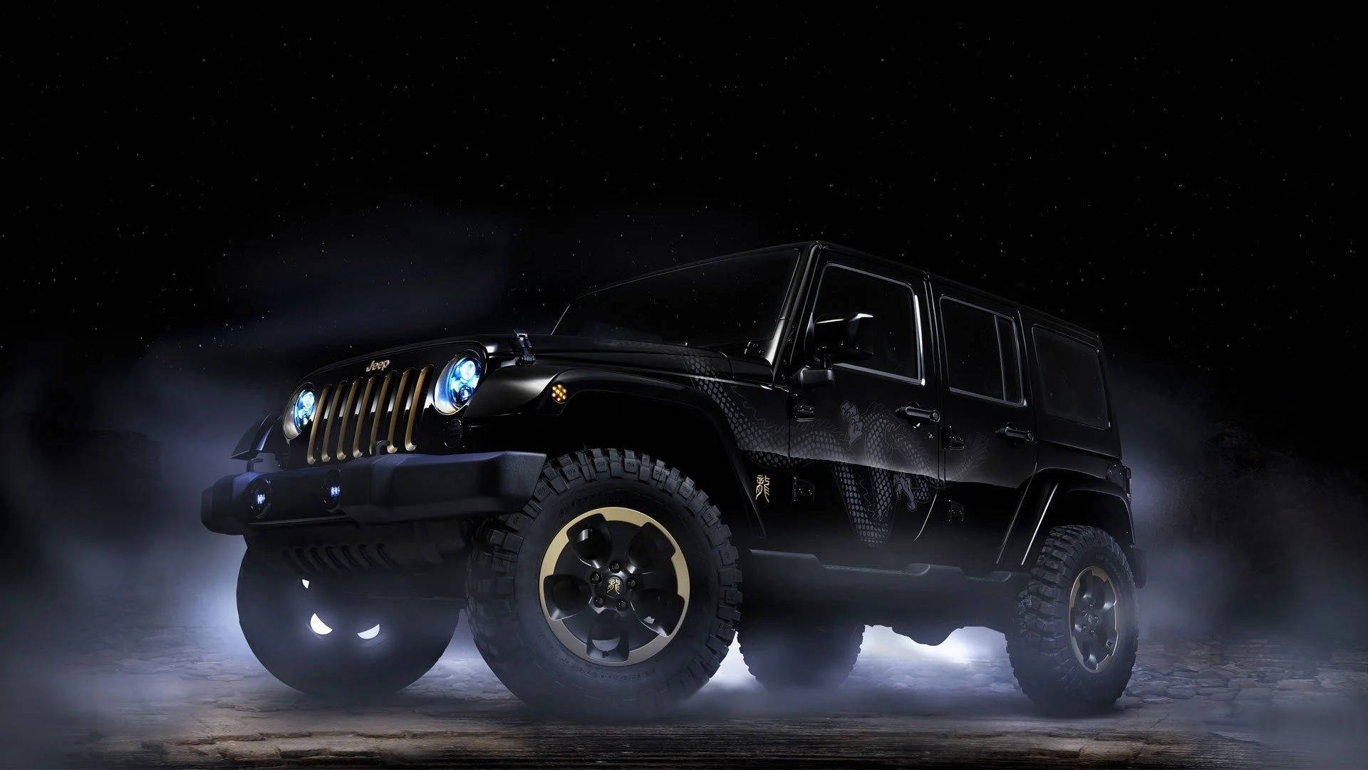 Black Jeep 桌布 壁紙 — 一輛黑色Jeep Wrangler，帶有發光頭燈和金色點綴，在星空下的薄霧中戲劇性地矗立。