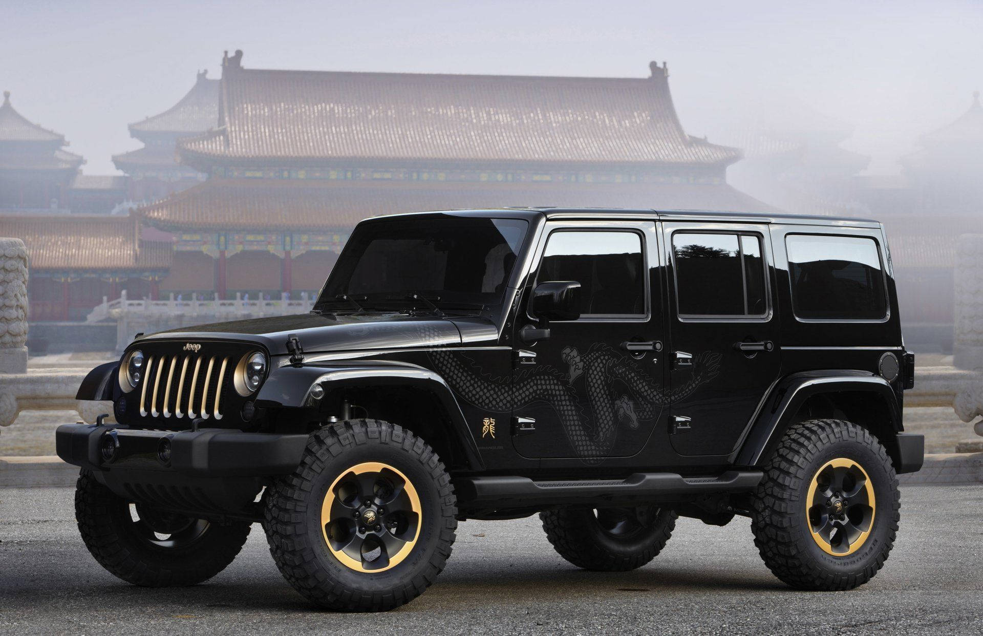 Wrangler 桌布 壁紙 — 一輛黑色Jeep Wrangler配金色輪圈和龍形貼紙，停在一座霧氣繚繞的傳統中式宮殿前。