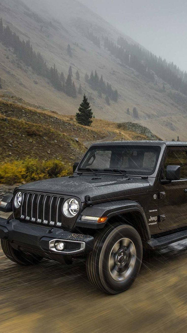 黑色吉普車 桌布 壁紙 — 一輛黑色Jeep Wrangler在霧氣瀰漫的山路上疾馳，背景是松樹和霧濛濛的山坡。