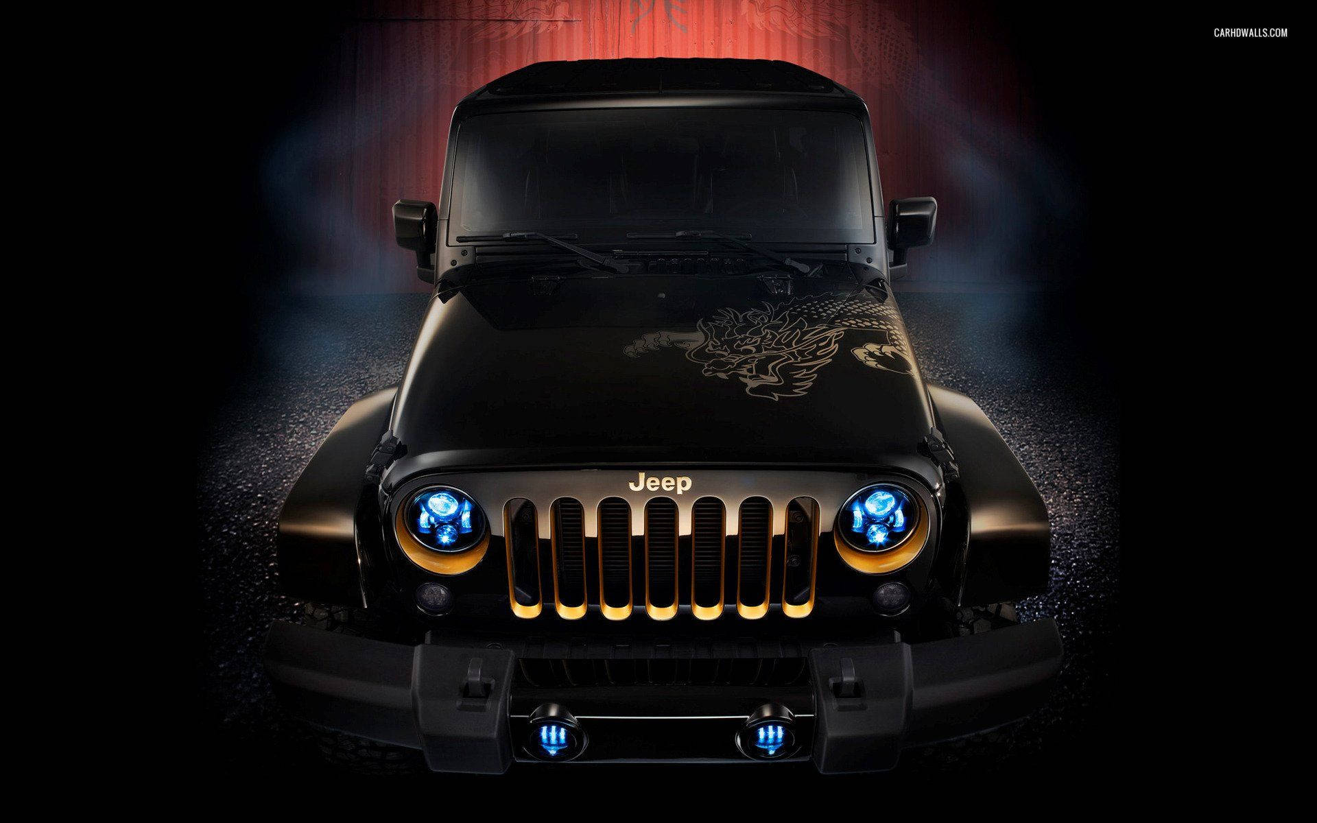 吉普 桌布 壁紙 — 一輛黑色Jeep Wrangler，帶有發光的藍色車頭燈和金色飾邊，在紅色環境燈光下戲劇性地矗立在黑暗粗糙的背景前。