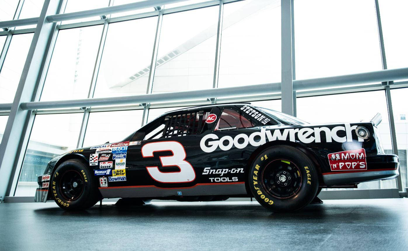 Racing 桌布 壁紙 — 一輛黑色NASCAR賽車（編號3，Goodwrench贊助）停放在室內大型玻璃窗下。