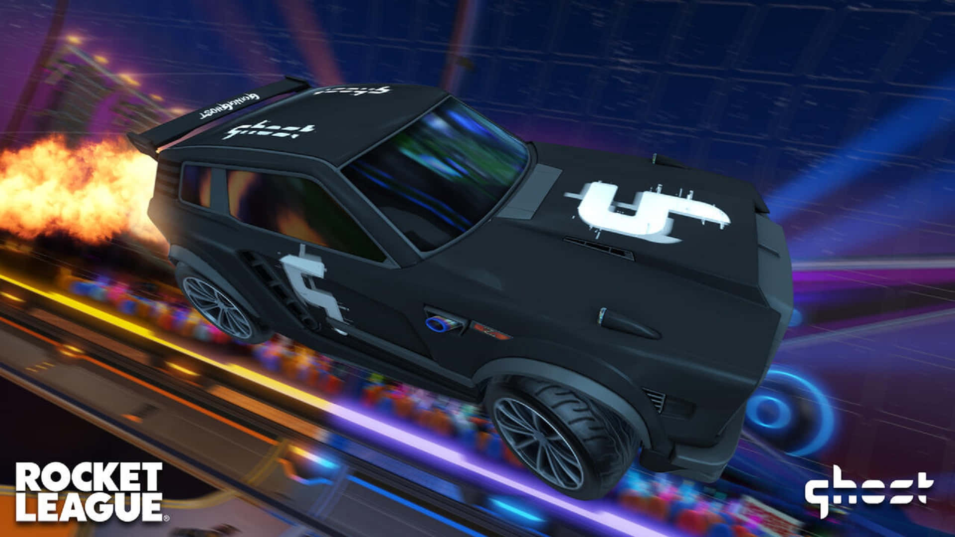 火箭聯盟 桌布 壁紙 — 一輛黑色Rocket League賽車帶有發光白色「G」貼花，在霓虹燈競技場中疾馳，伴隨著火焰排氣和動態模糊。