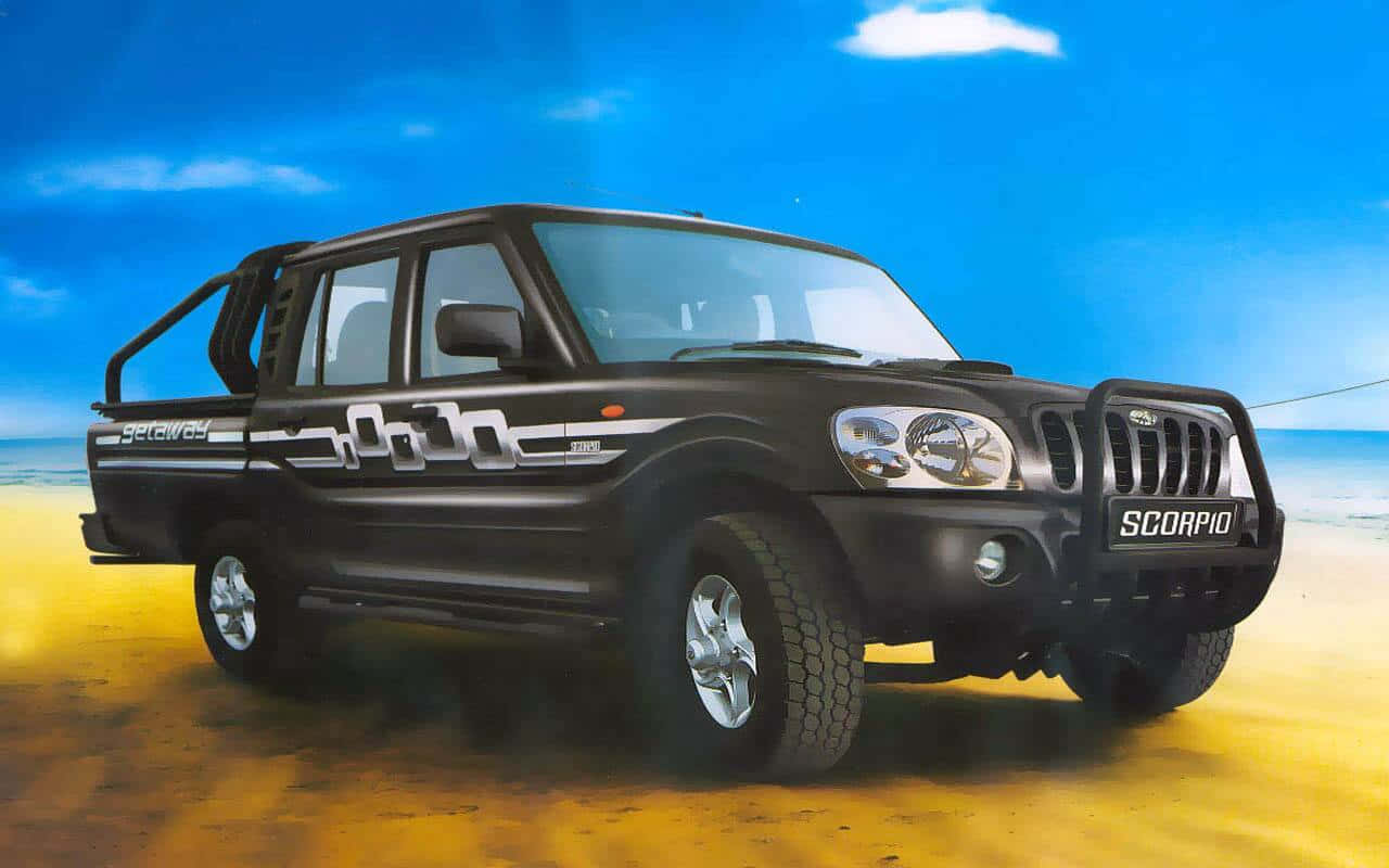 Mahindra 桌布 壁紙 — 一輛黑色Scorpion皮卡車帶有銀色飾邊，停在金色沙灘上，背景是藍天白雲。