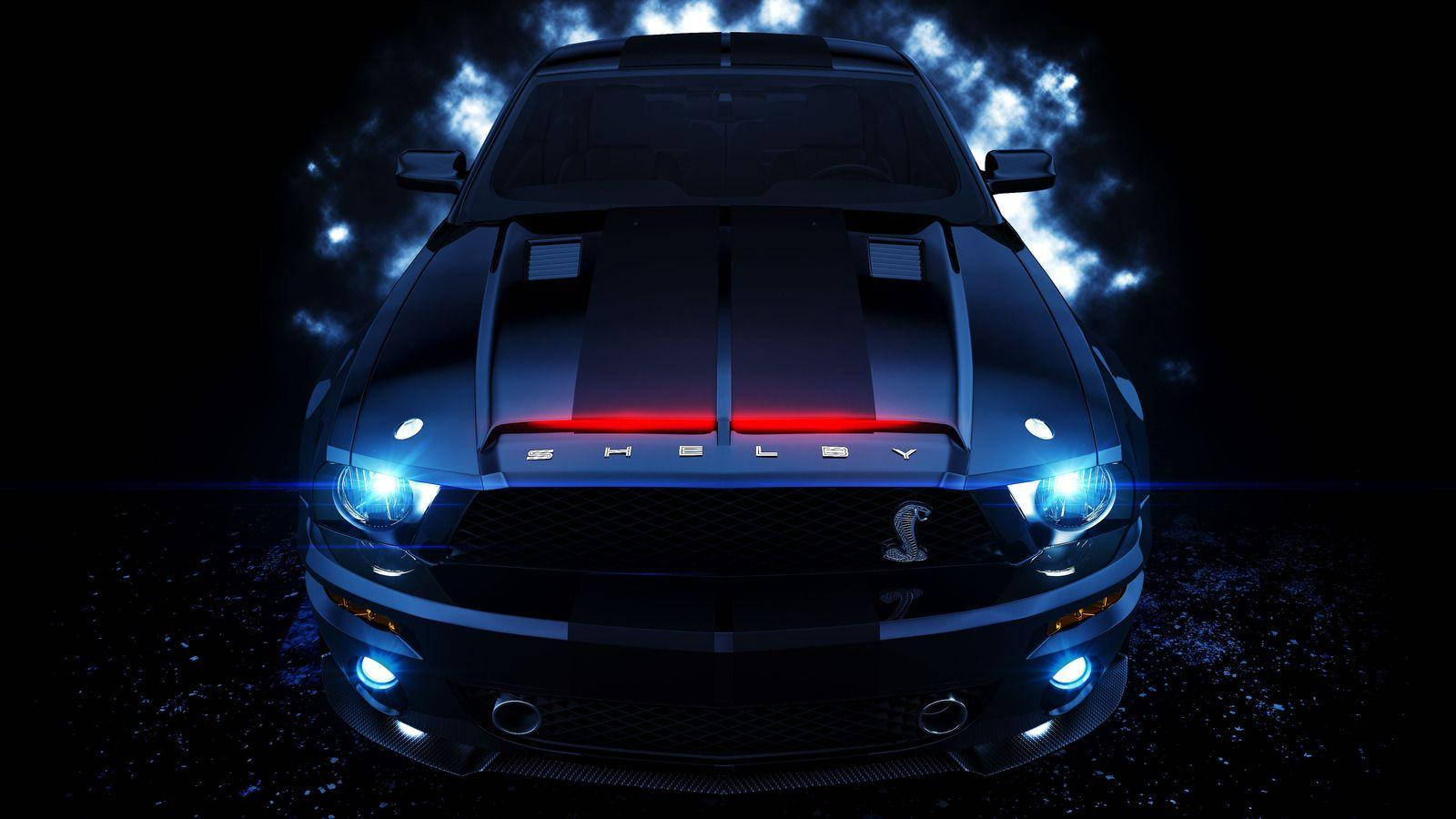 暴風雨夜晚天空下，黑色Shelby Mustang配備發光頭燈