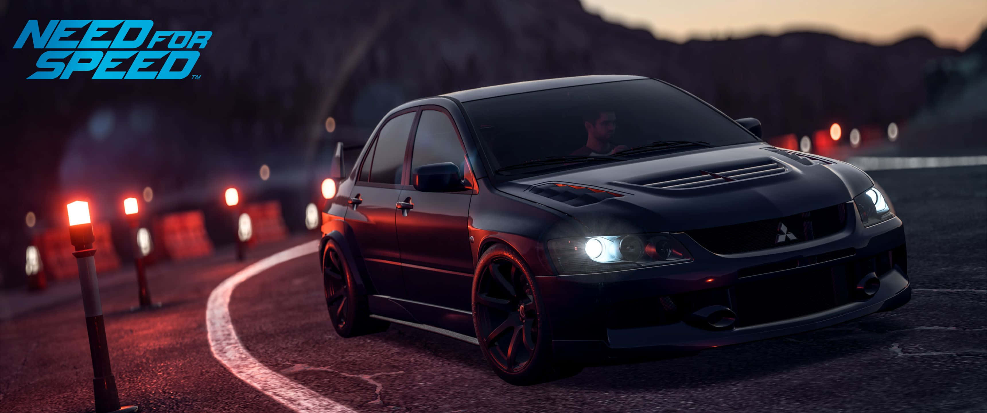 3440x1440p Need For Speed 桌布 壁紙 — 一輛黑色三菱Lancer Evolution在黃昏時分在蜿蜒的道路上奔馳，發光的紅色護欄和車頭燈劃破暮色。
