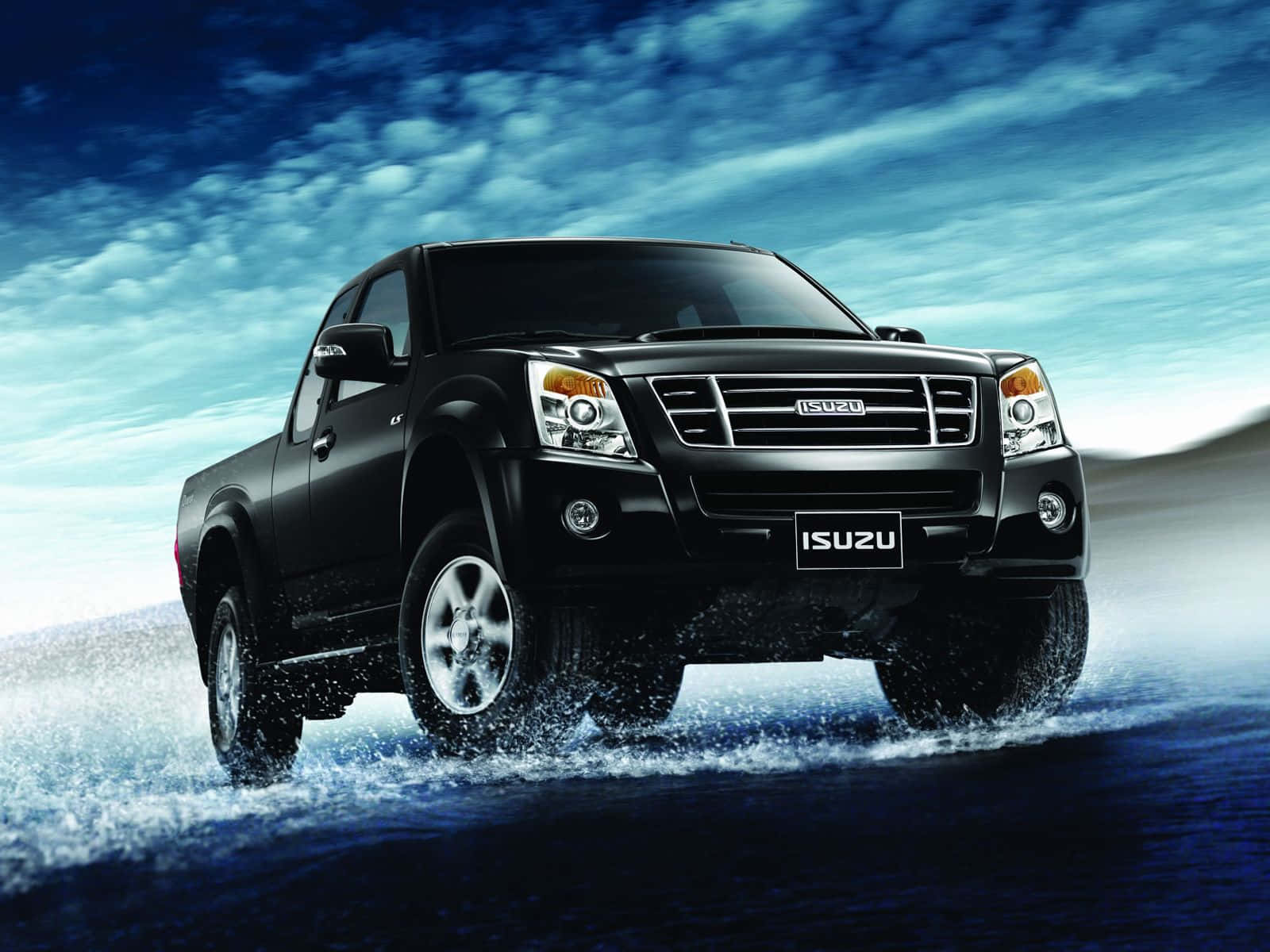 Isuzu 桌布 壁紙 — 一輛黑色五十鈴皮卡車在戲劇性的藍天和漩渦雲下，強勁地駛過深水。