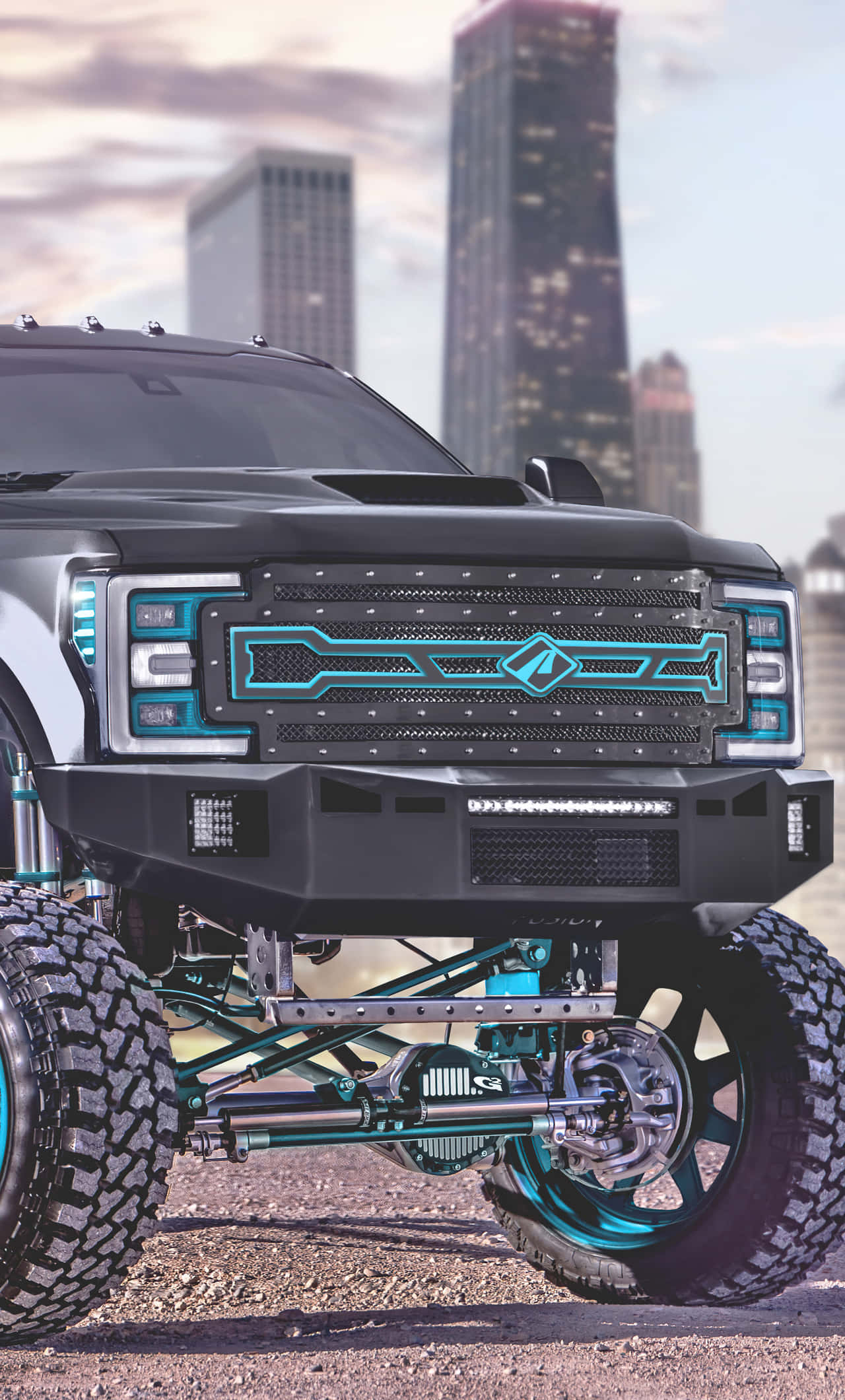 Ford Truck 桌布 壁紙 — 一輛黑色升高卡車，帶有發光的青綠色飾件和裸露的懸掛系統，在黃昏時分矗立在城市天際線前。