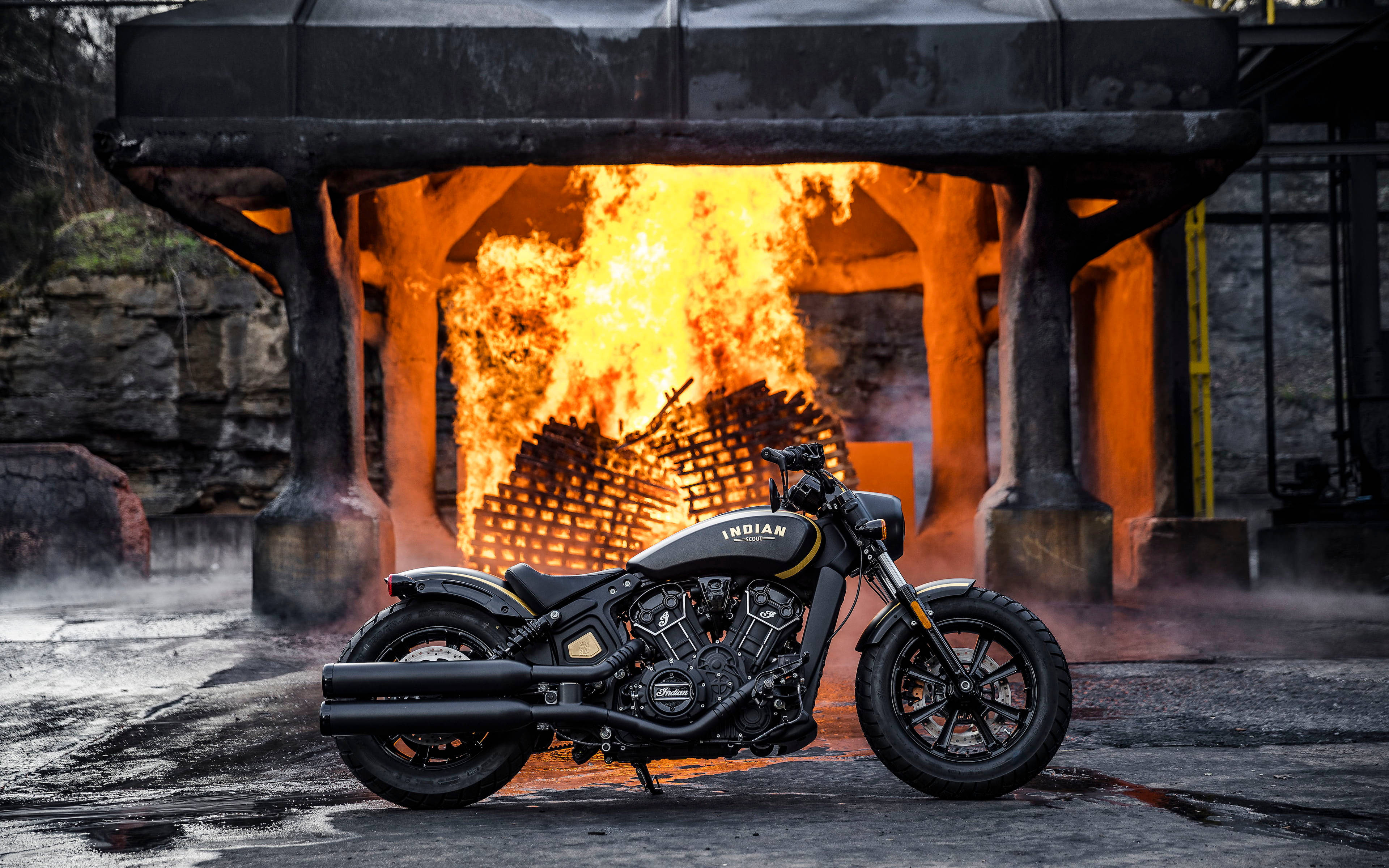 Bobber 桌布 壁紙 — 一輛黑色印第安摩托車停在一個破舊的工業建築物內，前面是熊熊烈火。