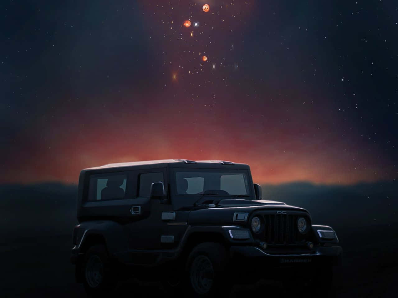 1280x960 桌布 壁紙 — 一輛黑色吉普車在星光燦爛的暮色天空下，襯托著遠處山丘上發光的天體，呈現出剪影。