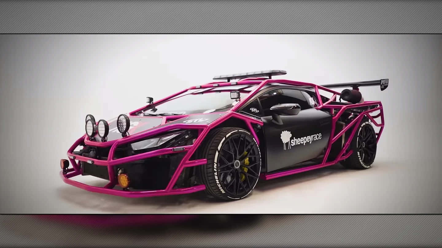 Cool Lamborghinis 桌布 壁紙 — 一輛黑色和洋紅色的賽車，帶有外露車架和 'sheepeyrace' 品牌標誌，在中性工作室背景下擺拍。
