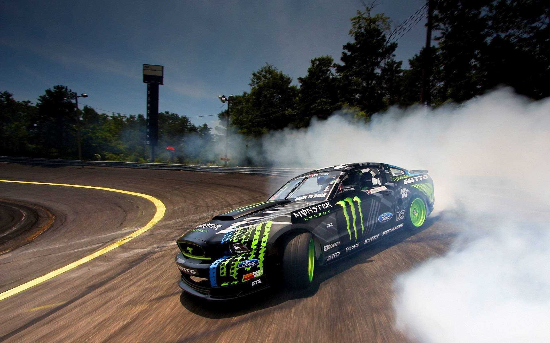 speeding car 桌布 壁紙 — 一輛黑色和綠色的Monster Energy Ford Mustang在賽道彎角飄移，揚起濃厚的白煙。