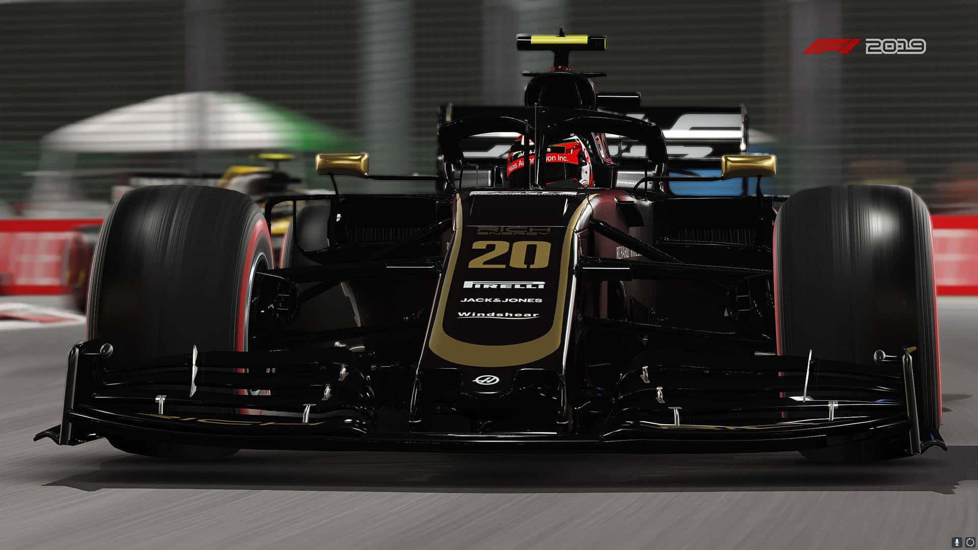 F1 2019 壁紙 桌布 壁紙 — 一輛黑色和金色的20號一級方程式賽車在賽道上奔馳，帶有動態模糊和紅色護欄。