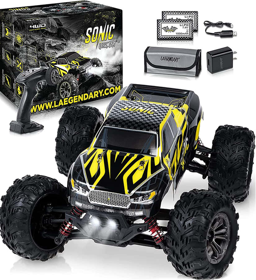 Rc Cars 桌布 壁紙 — 一輛黑色和黃色的四輪驅動遙控怪獸卡車，配有大輪胎和發光頭燈，連同其盒子和配件一同展示。