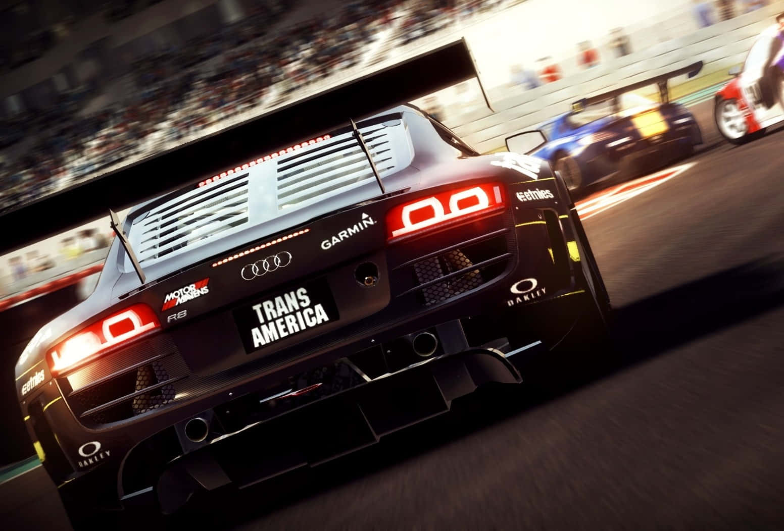 Grid 2 桌布 壁紙 — 一輛黑色奧迪R8賽車在賽道上疾馳，紅色尾燈閃爍，背景觀眾模糊。