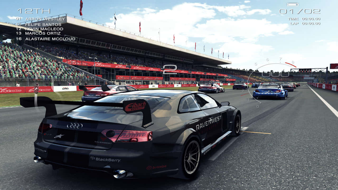 720p Grid Autosport 桌布 壁紙 — 一輛黑色奧迪賽車在陽光明媚的賽道上飛馳，看台上座無虛席，其他參賽者盡收眼底。