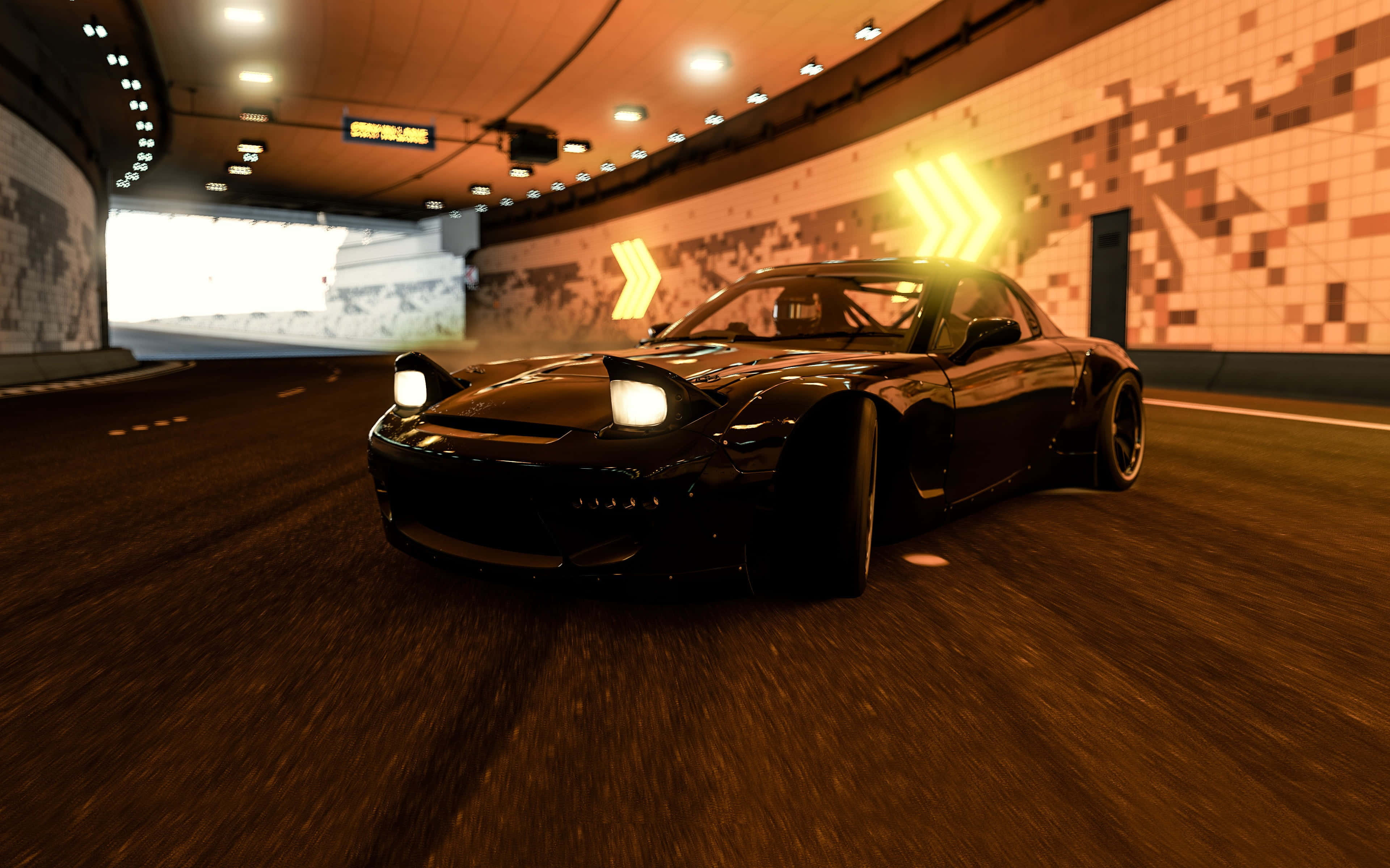 Forza Motorsport 7 桌布 壁紙 — 一輛黑色改裝跑車在溫暖照明的隧道中疾馳，隧道內有像素化牆壁上的發光方向箭頭。