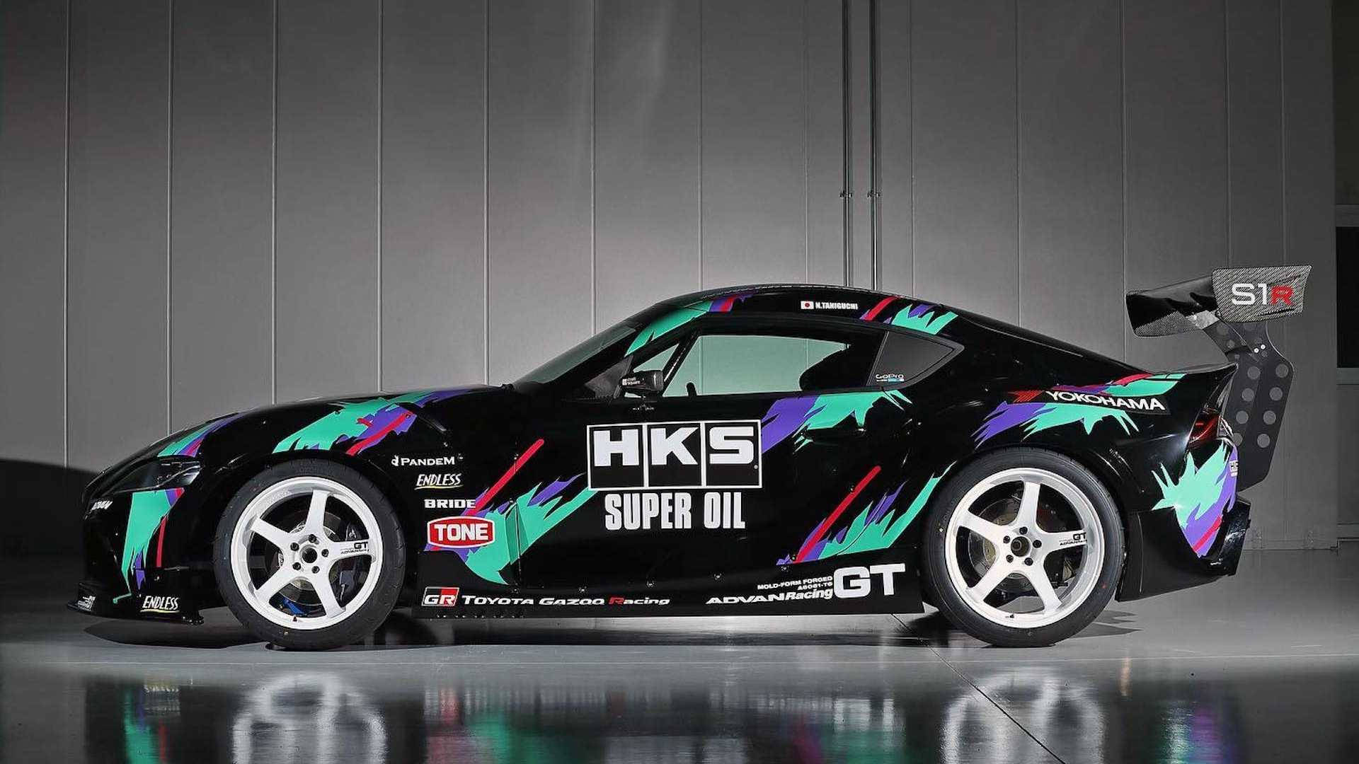 黑色漂移賽車在帶有反射地板的工作室中帶有彩色貼花 — Toyota Supra Mk4 壁紙