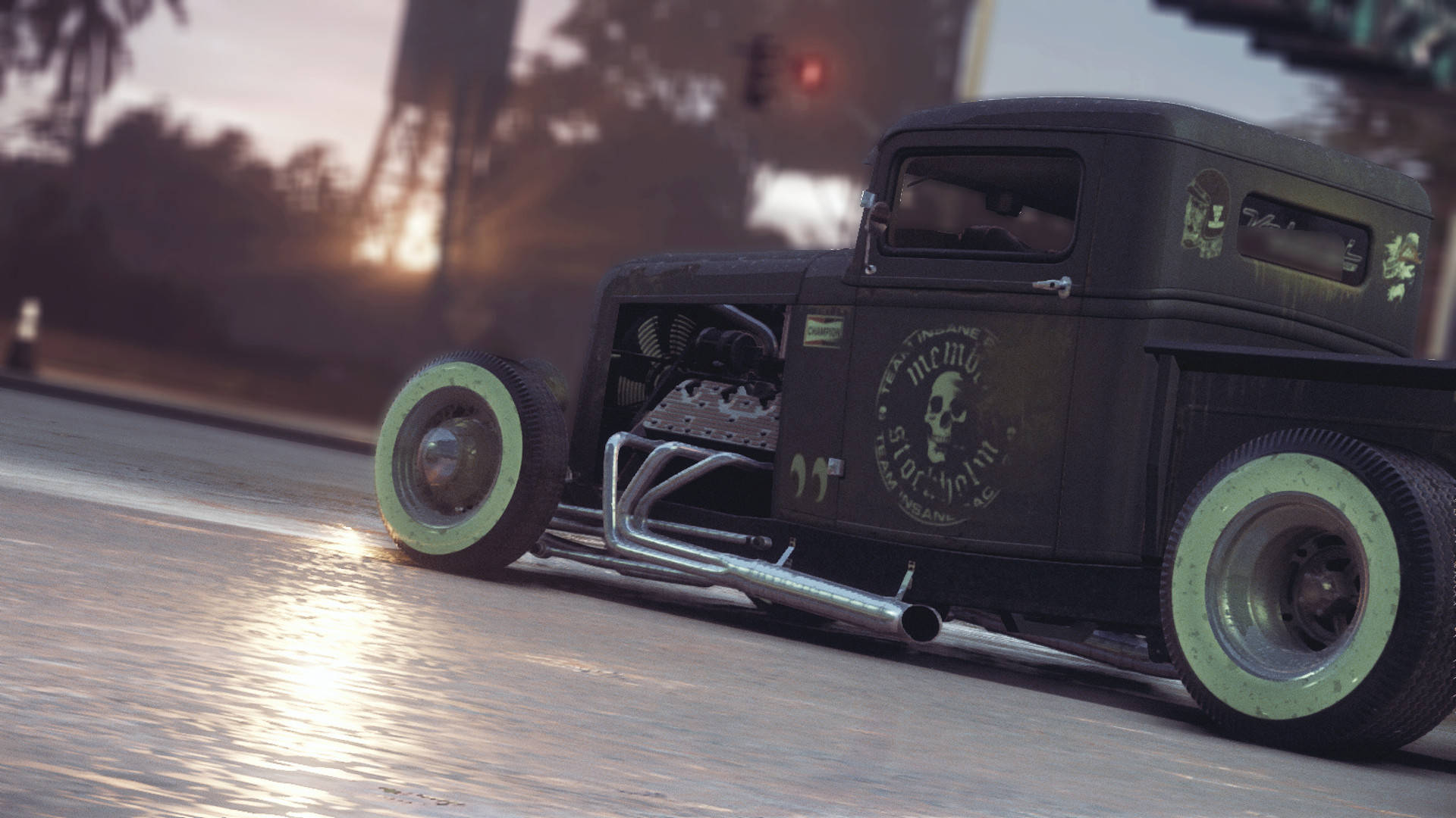 Need For Speed 桌布 壁紙 — 一輛黑色熱棒車配綠色邊緣輪胎在日落時分在潮濕的街道上飛馳，在路面上投射出金色的光芒。