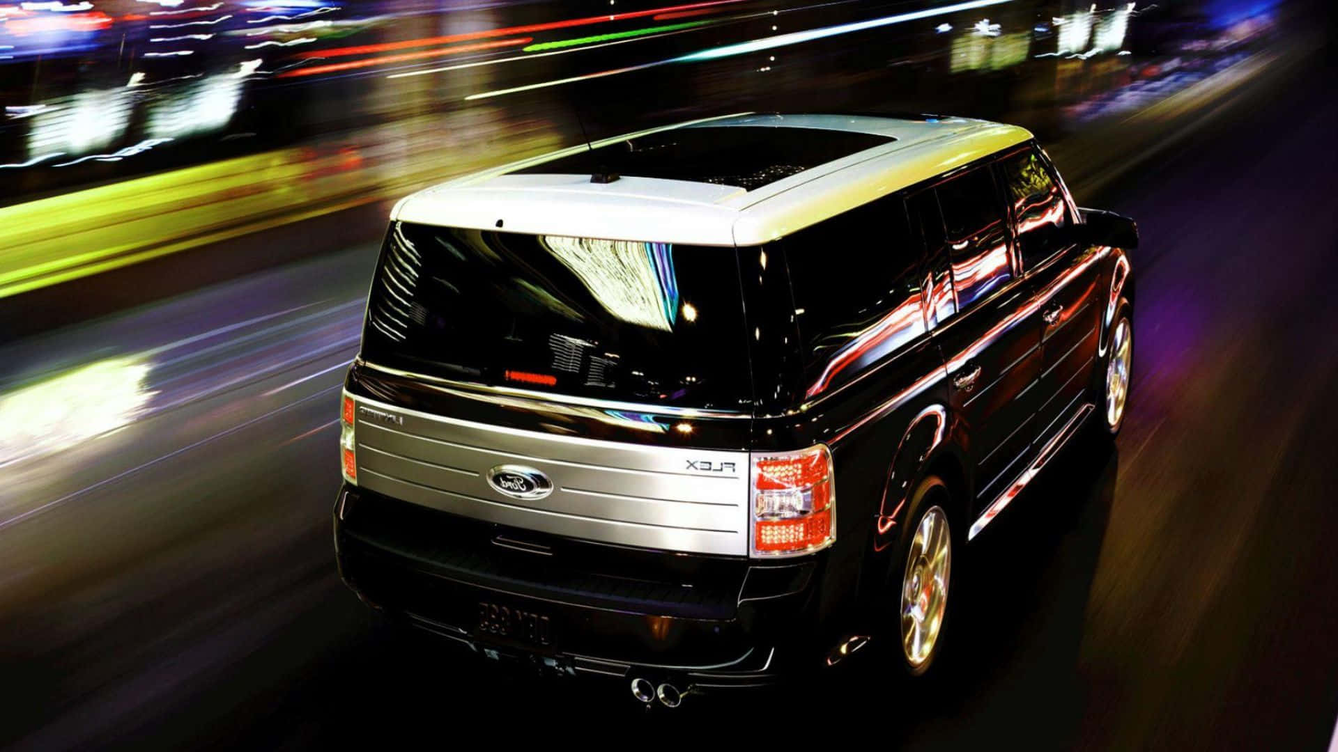 Ford Flex 桌布 壁紙 — 一輛黑色福特Flex XJR SUV在夜晚的霓虹城市中高速行駛，背景中的光線形成模糊的條紋。