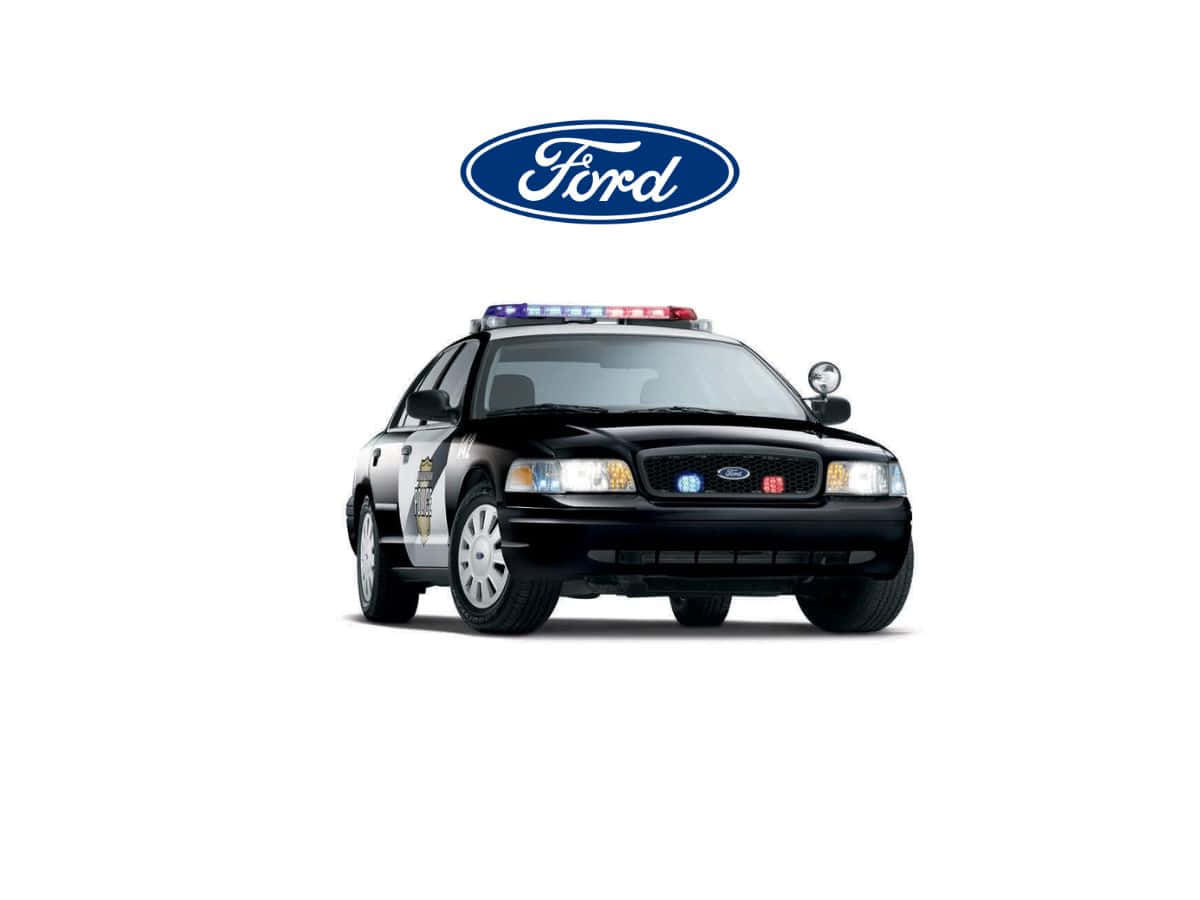 Ford Crown Victoria 桌布 壁紙 — 一輛黑色福特警車，帶有閃爍的紅藍燈光和白色牆貼，背景為純白色。
