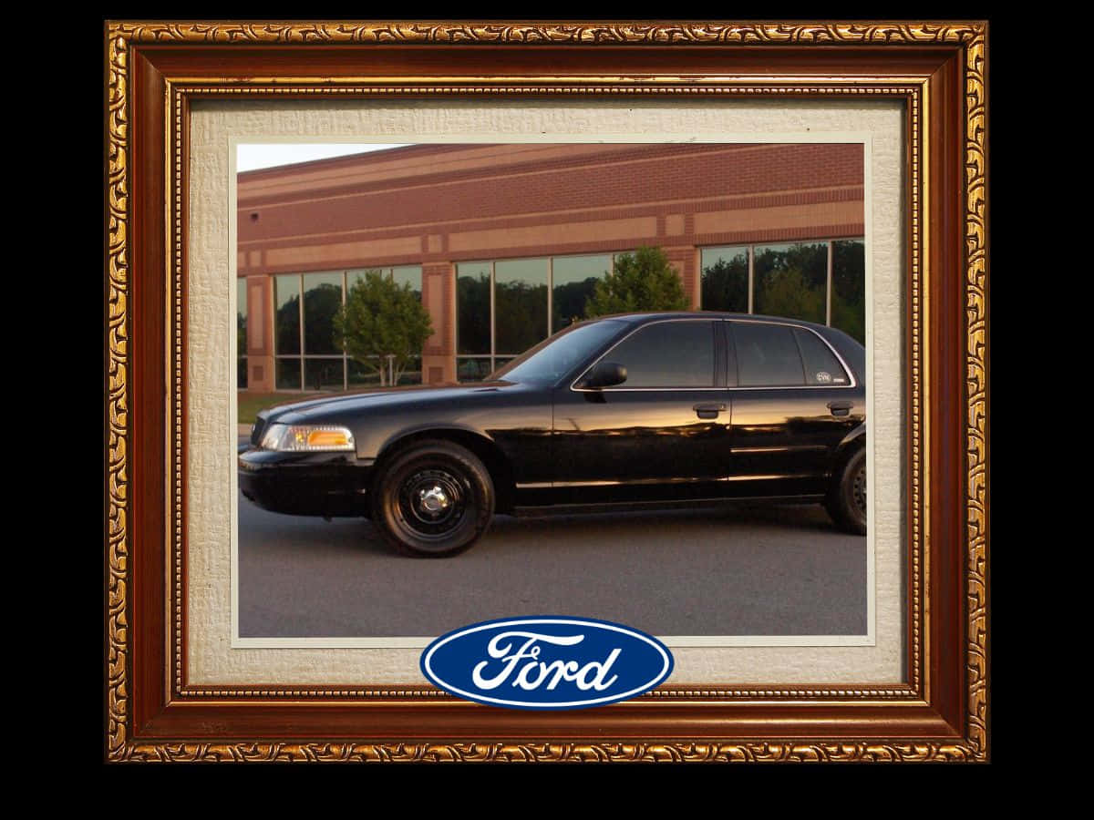 Ford Crown Victoria 桌布 壁紙 — 一輛黑色福特轎車鑲嵌在華麗的金色和棕色相框中，下方有福特標誌。
