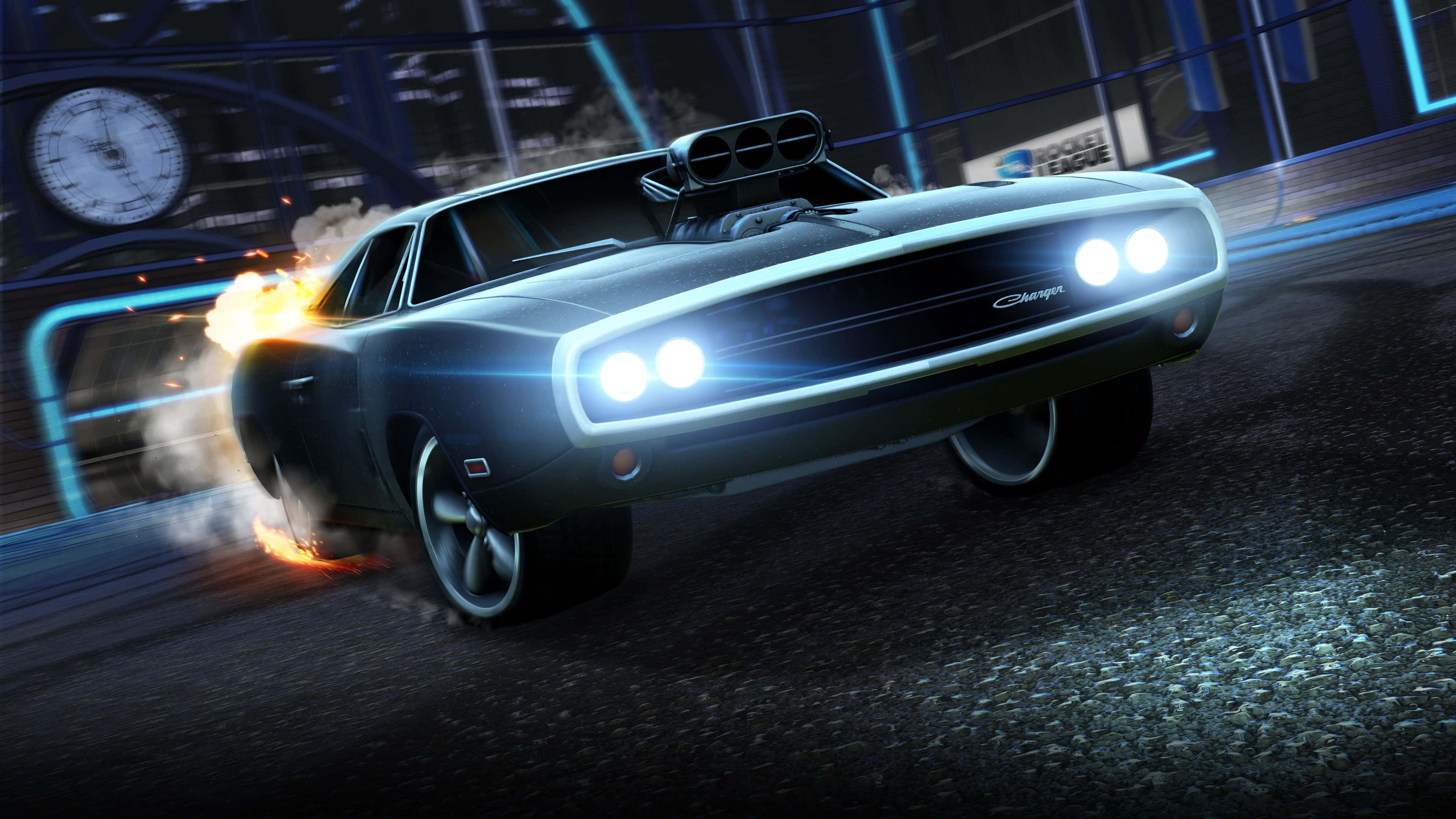 Best Rocket League 桌布 壁紙 — 一輛黑色肌肉車，帶有發光的頭燈和熾熱的排氣管，在夜間霓虹燈照亮城市賽道上疾馳。