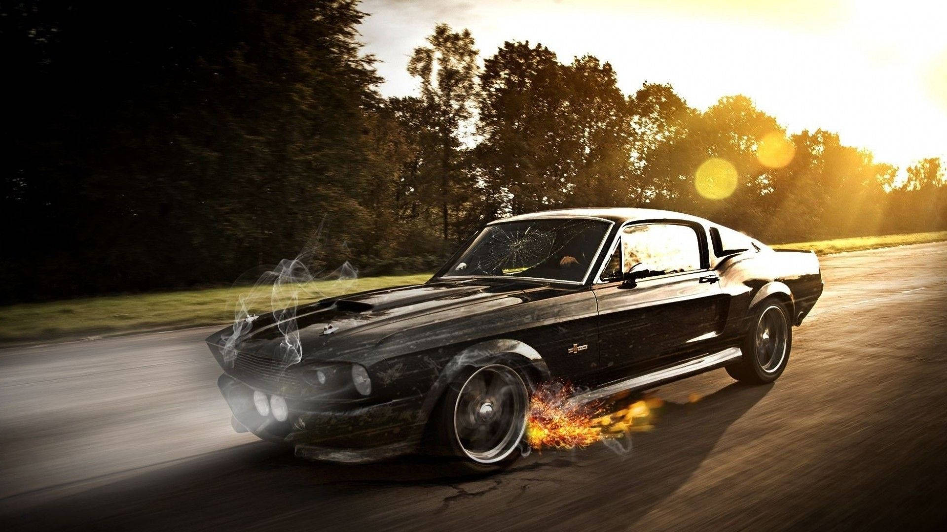 mustang HD 桌布 壁紙 — 一輛黑色肌肉車在金色日落時分的道路上，帶著燃燒的輪胎和煙霧飄移。