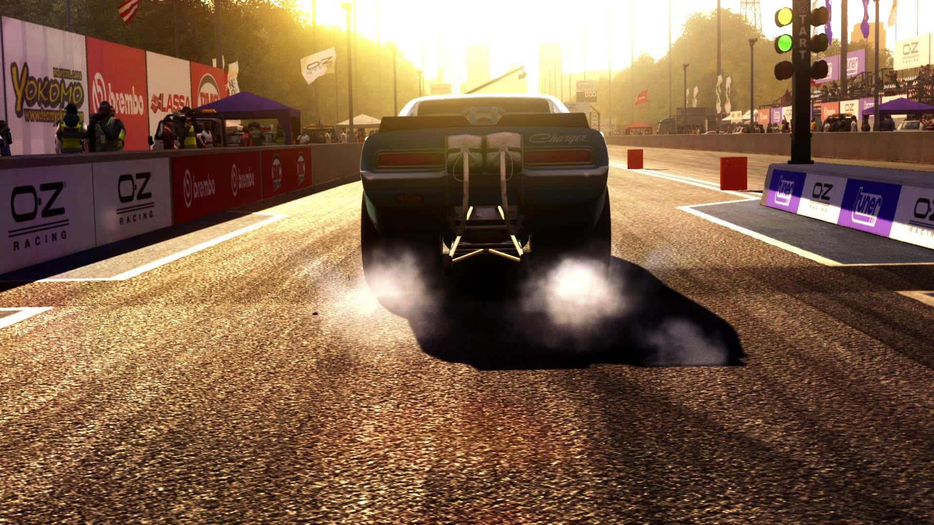 Grid Autosport 桌布 壁紙 — 一輛黑色肌肉車在黃金時段的賽車道上燒胎，後輪冒出滾滾濃煙。