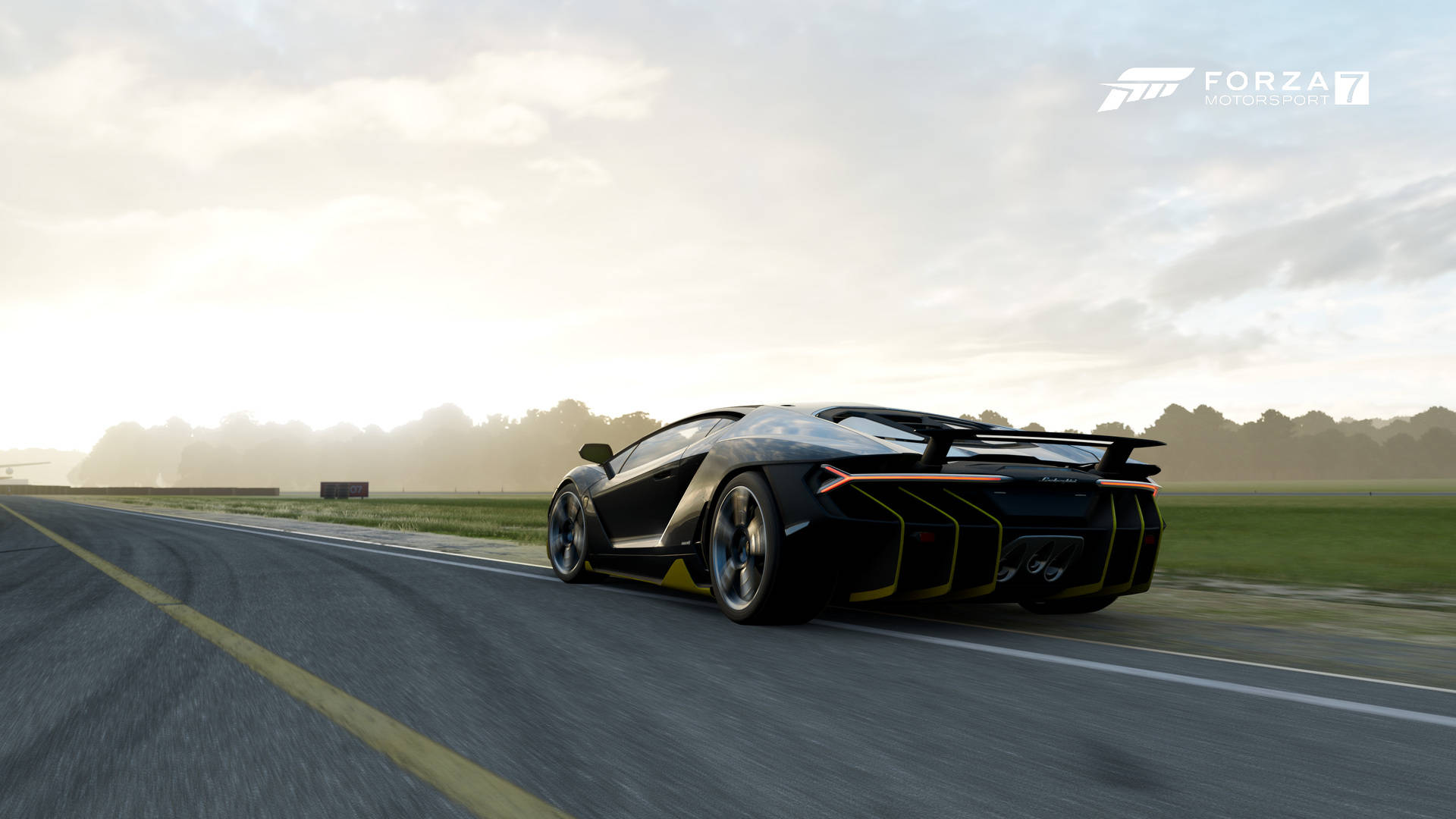 Motorsport 桌布 壁紙 — 一輛黑色藍寶堅尼Aventador配以黃色點綴，在日出時分沿著霧氣瀰漫的鄉村道路飛馳。