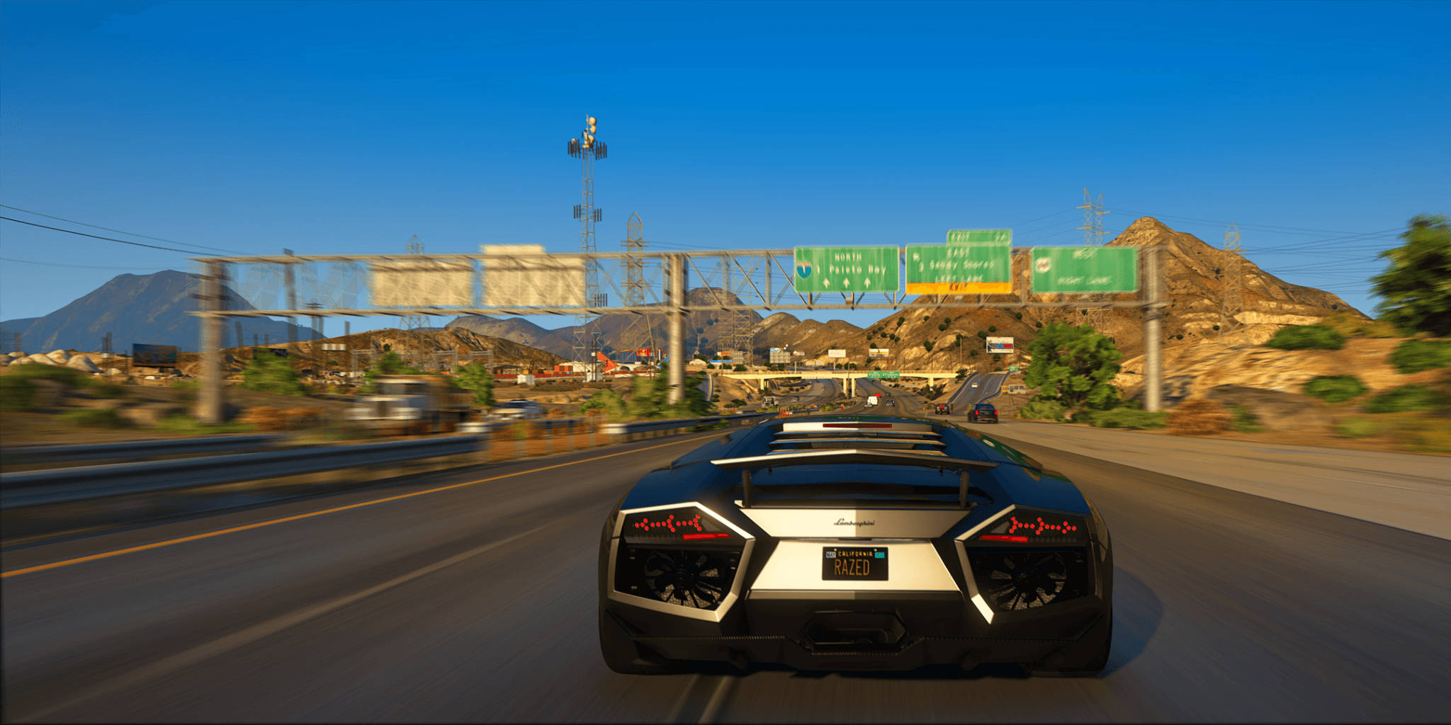 Cool Gta 5 桌布 壁紙 — 一輛黑色藍寶堅尼Aventador在陽光明媚的高速公路上奔馳，背景有山脈和綠色標誌。