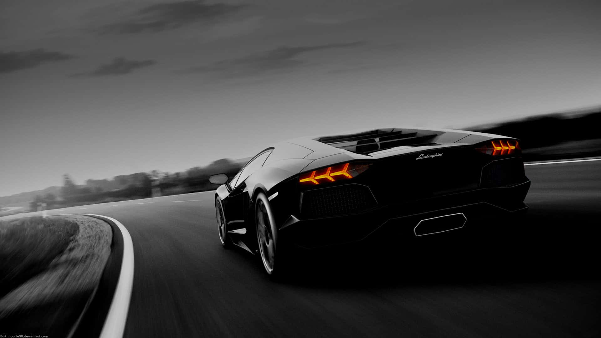 Live Car 桌布 壁紙 — 一輛黑色藍寶堅尼Aventador在單色模糊背景中高速過彎，橙色尾燈閃爍發光。
