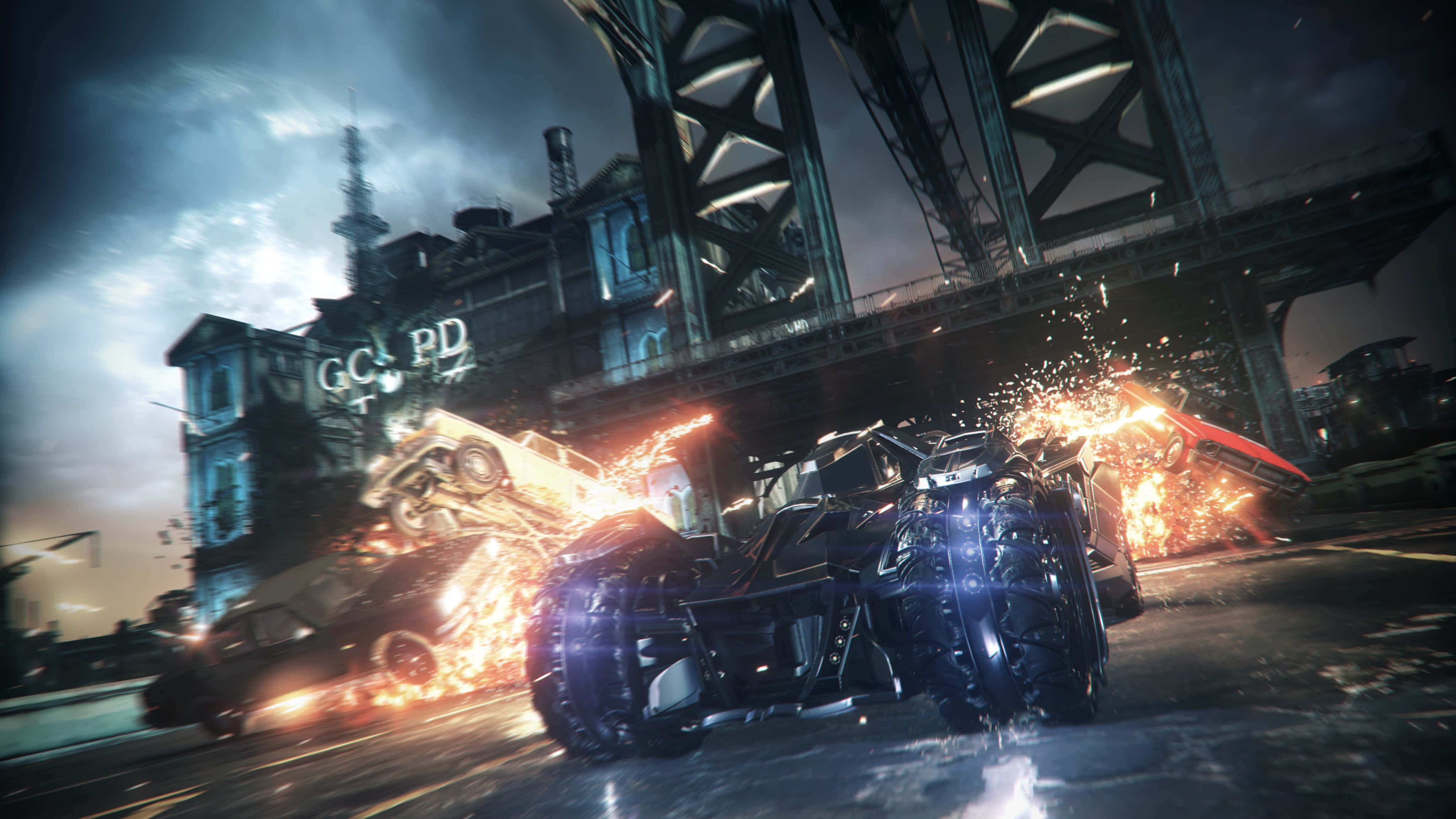 4K Batmobile 桌布 壁紙 — 一輛黑色裝甲車衝過橋下燃燒的城市街道，火花四濺，警車在火熱的混亂中爆炸。