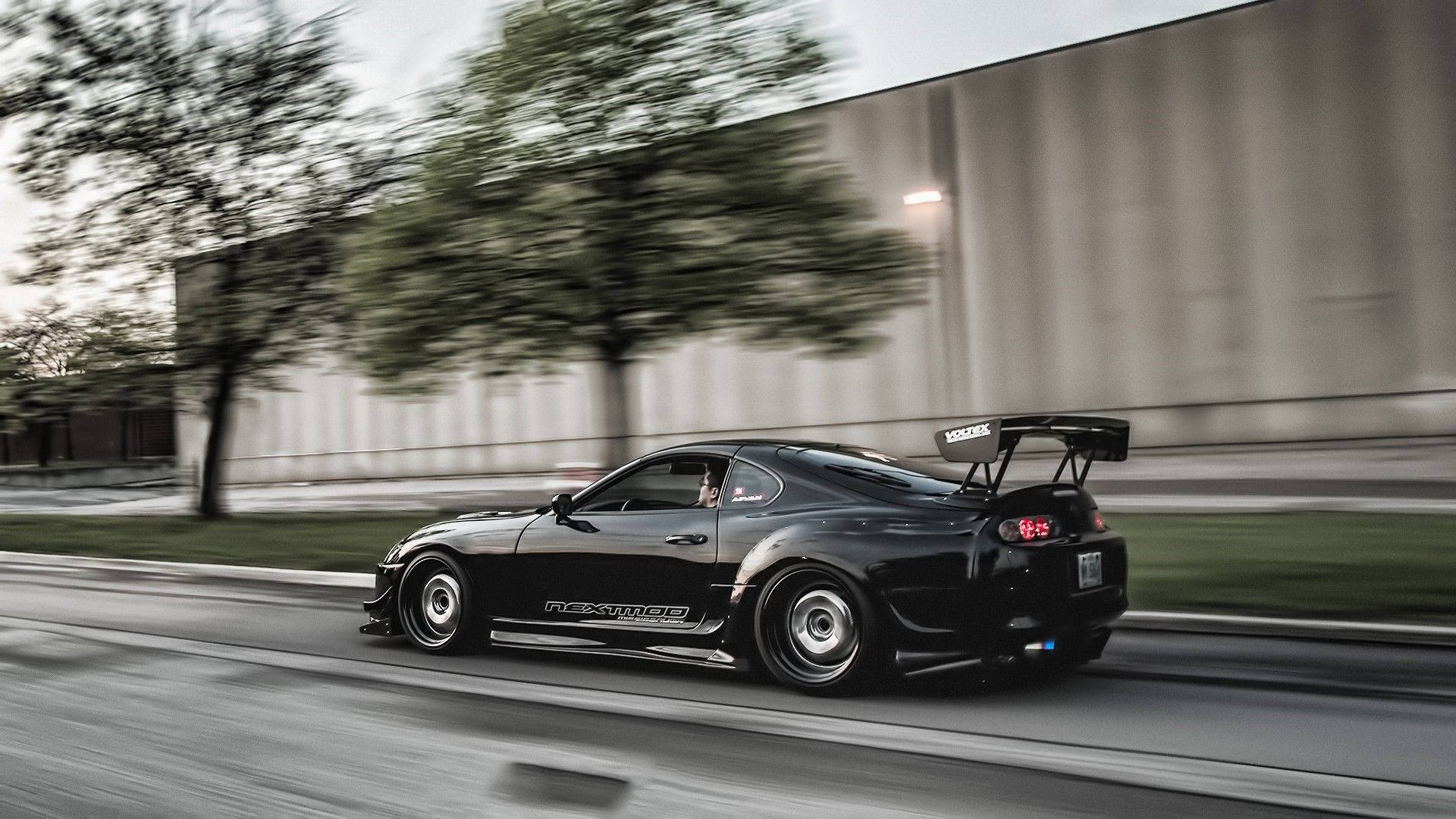 日落時分黑色豐田Supra在城市街道上飄移 — Toyota Supra Mk4 壁紙