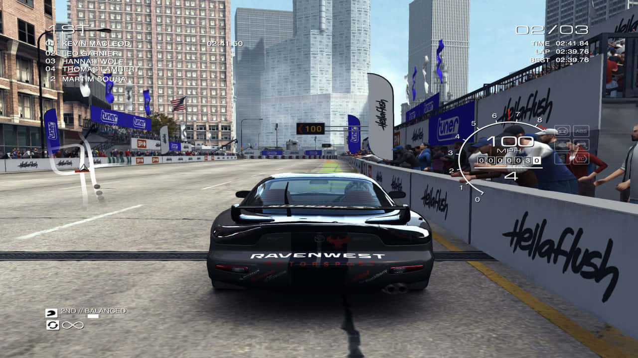 720p Grid Autosport 桌布 壁紙 — 一輛黑色賽車在城市的街道賽道上飛馳，背景是摩天大樓和歡呼的人群。