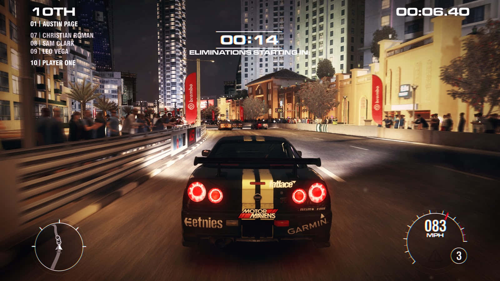 Grid 2 桌布 壁紙 — 一輛黑色賽車在夜晚的霓虹燈城市街道上疾馳，帶有模糊的動態和發光的車頭燈。