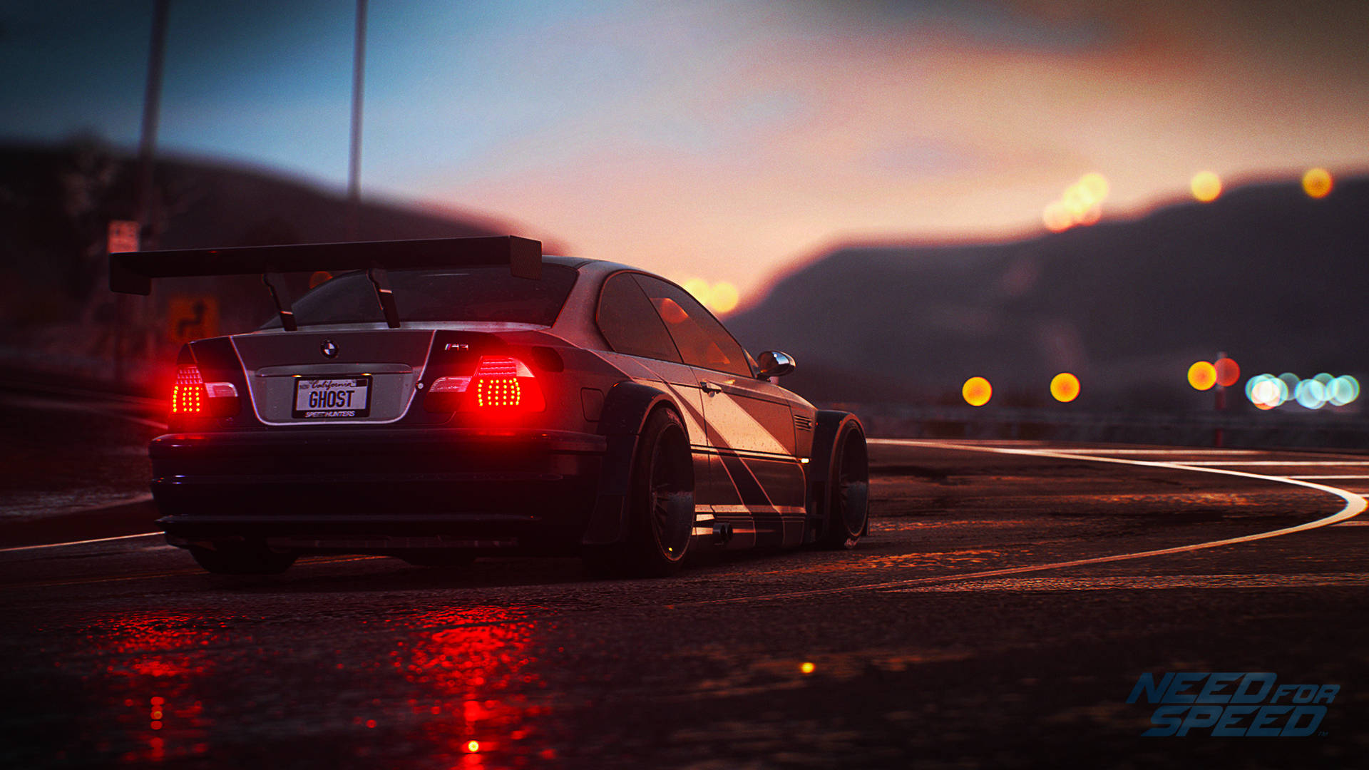 Need For Speed 桌布 壁紙 — 一輛黑色賽車在黃昏時分，亮著紅色尾燈，在濕滑的道路上疾馳，背景是模糊的城市燈光。