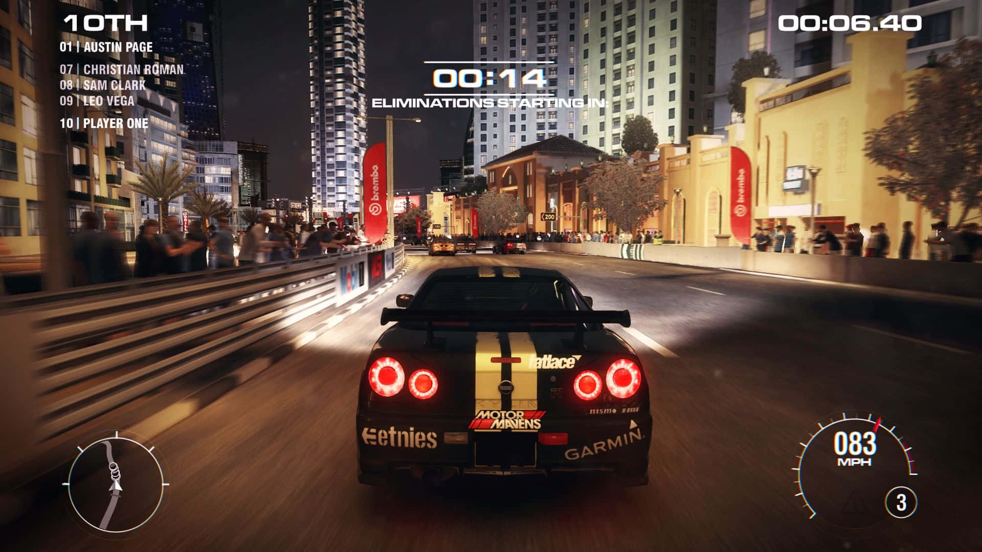 race car 桌布 壁紙 — 一輛黑色賽車帶著發光的紅色尾燈，在霓虹燈照亮的城市街道上夜間飛馳，帶有動態模糊和賽車HUD元素。