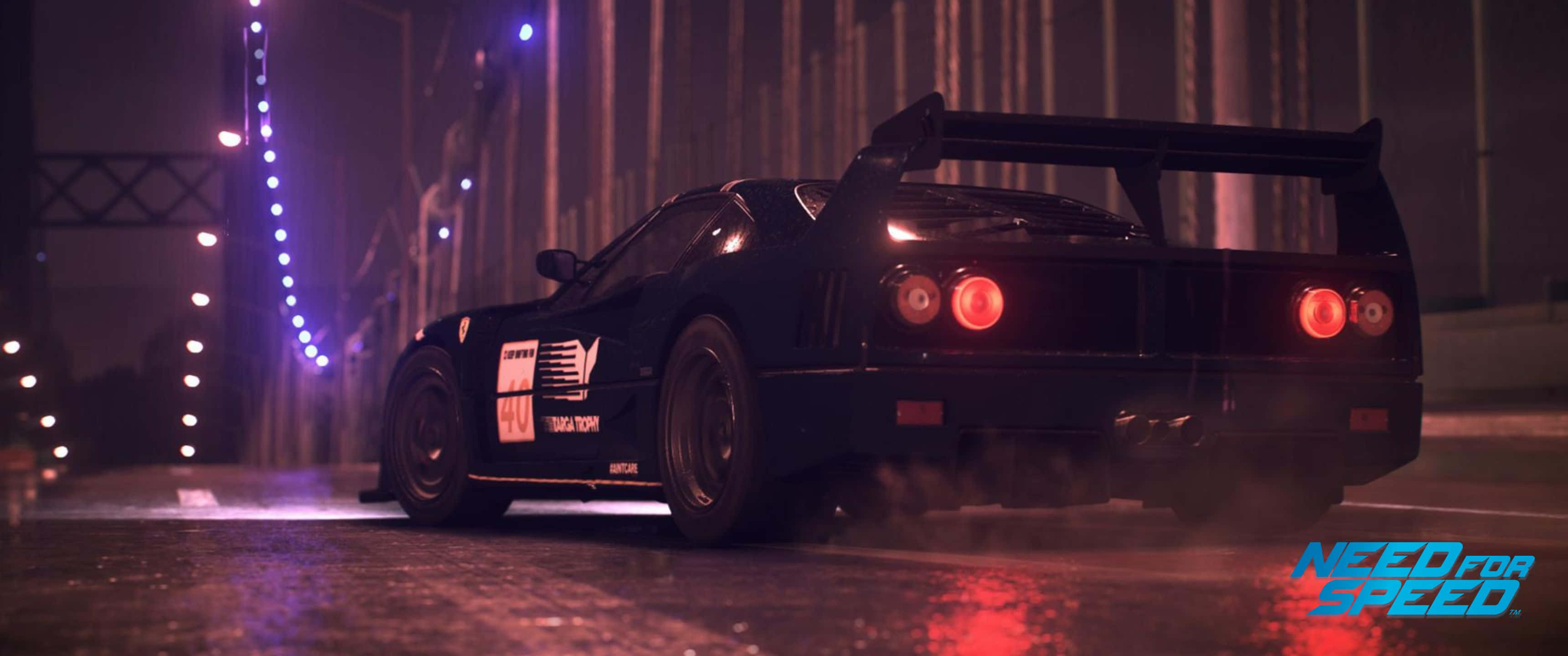 3440x1440p Need For Speed 桌布 壁紙 — 一輛黑色跑車在夜間於潮濕的街道上飄移，街道被發光的紫色和白色燈光照亮。