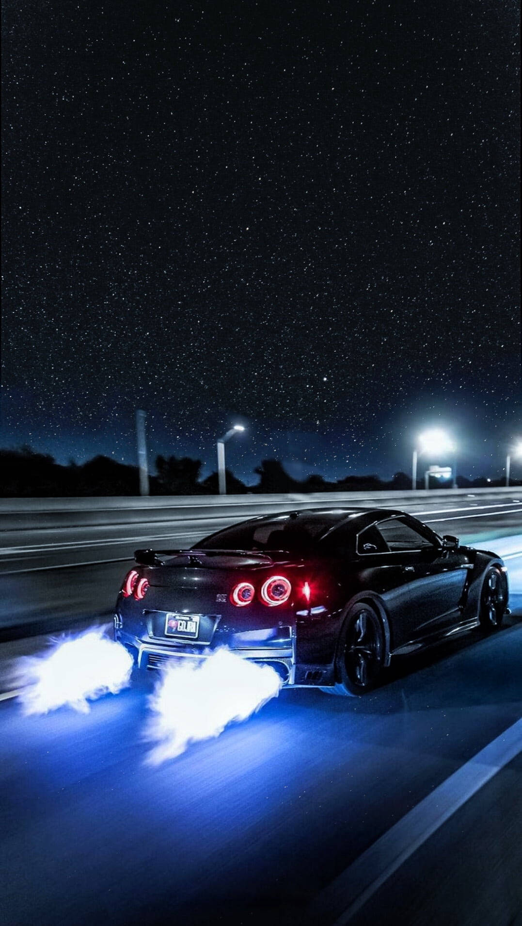 Flame 桌布 壁紙 — 一輛黑色跑車在星空下的高速公路上夜間飄移，散發出藍色排氣火焰。