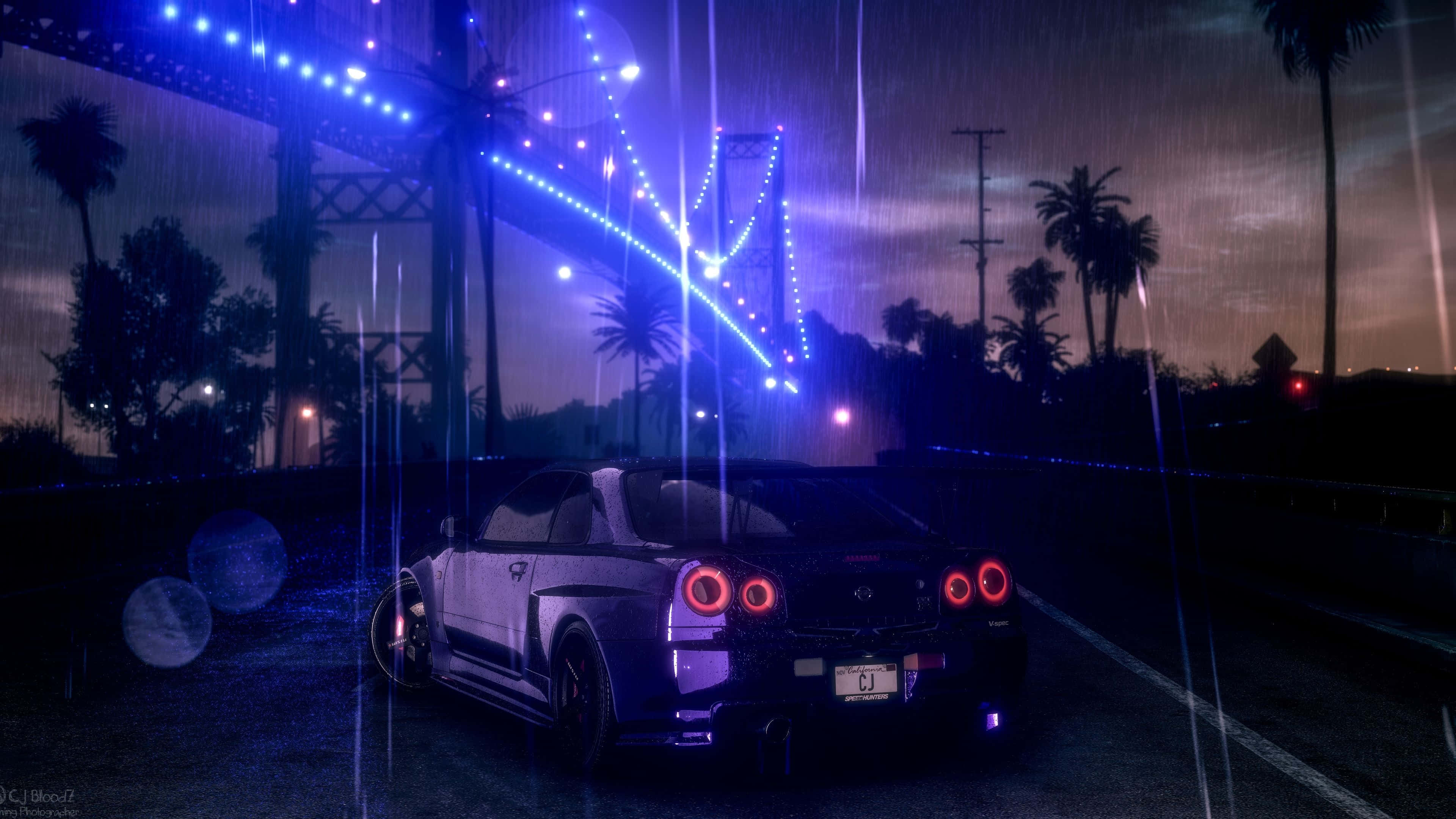 Need For Speed 4K 桌布 壁紙 — 一輛黑色跑車在霓虹燈下閃耀，雨水沿著棕櫚樹成行的高速公路在夜間傾瀉而下。