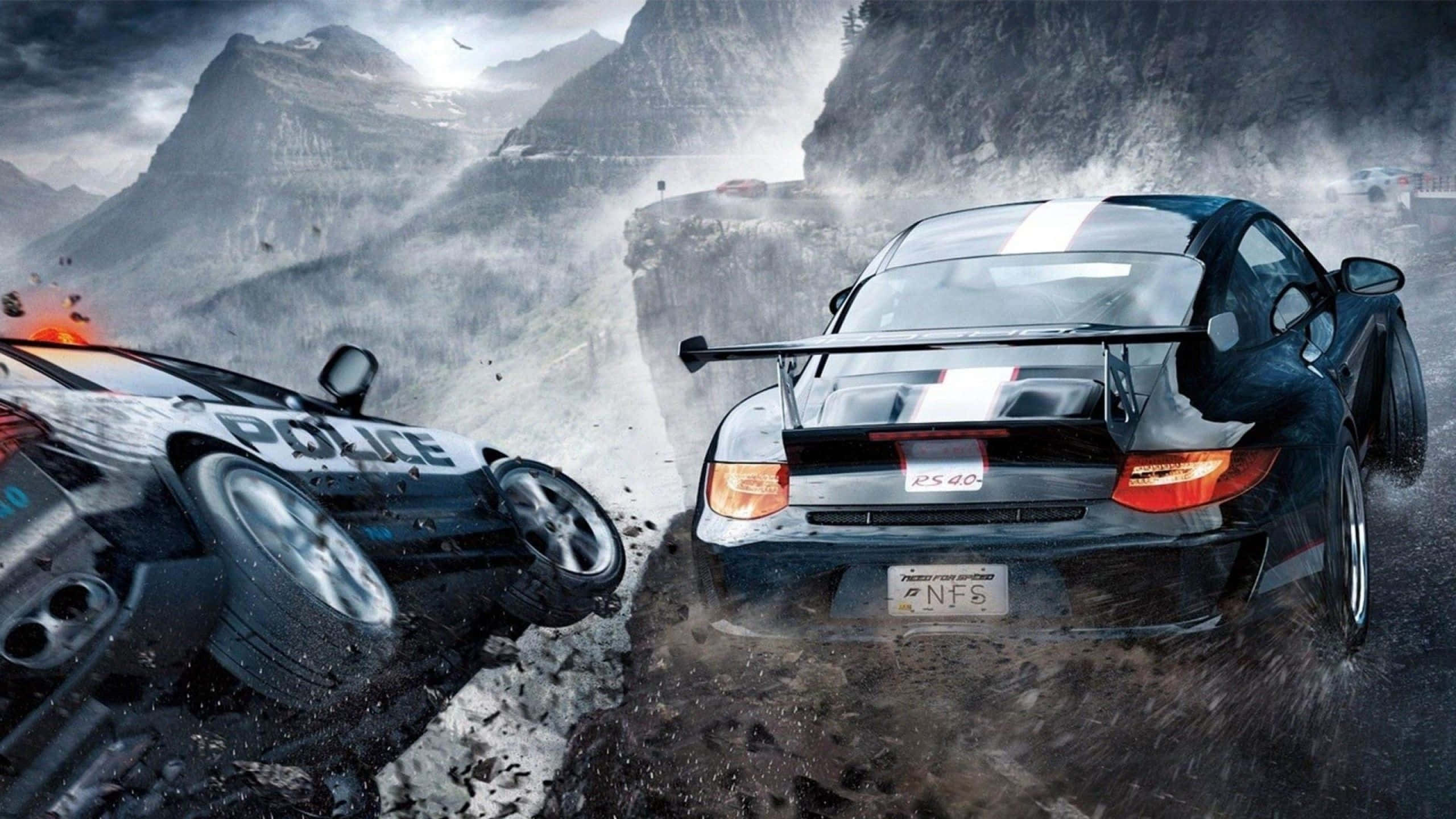 Racing Games 桌布 壁紙 — 一輛黑色跑車在霧氣籠罩的山峰和暴風雨的天空下，從一輛翻覆的警車旁疾馳而去。