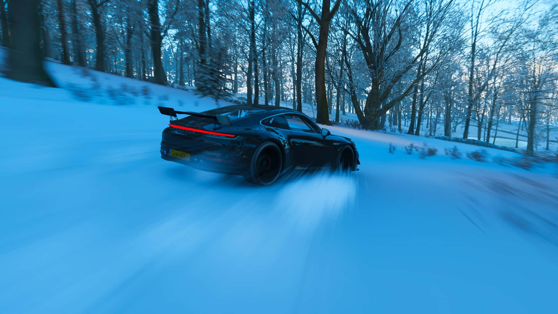 HD Forza Horizon 4 桌布 壁紙 — 一輛黑色跑車在黃昏時分於雪地森林中飄移，帶有動態模糊和發光的尾燈。