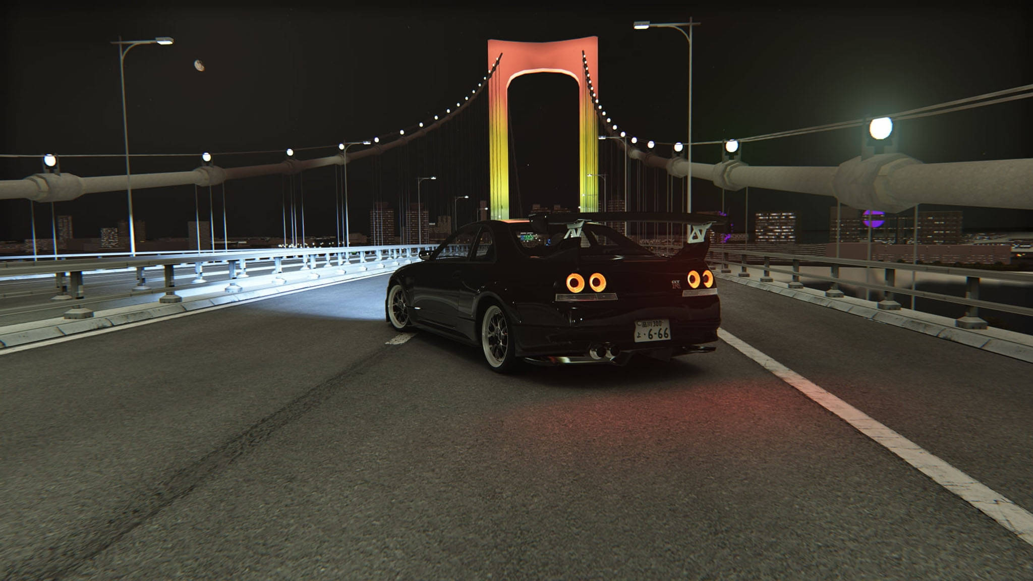 Gtr 桌布 壁紙 — 一輛黑色跑車帶有發光的圓形尾燈，夜間在橋上行駛，橋下是色彩繽紛的照明拱門。