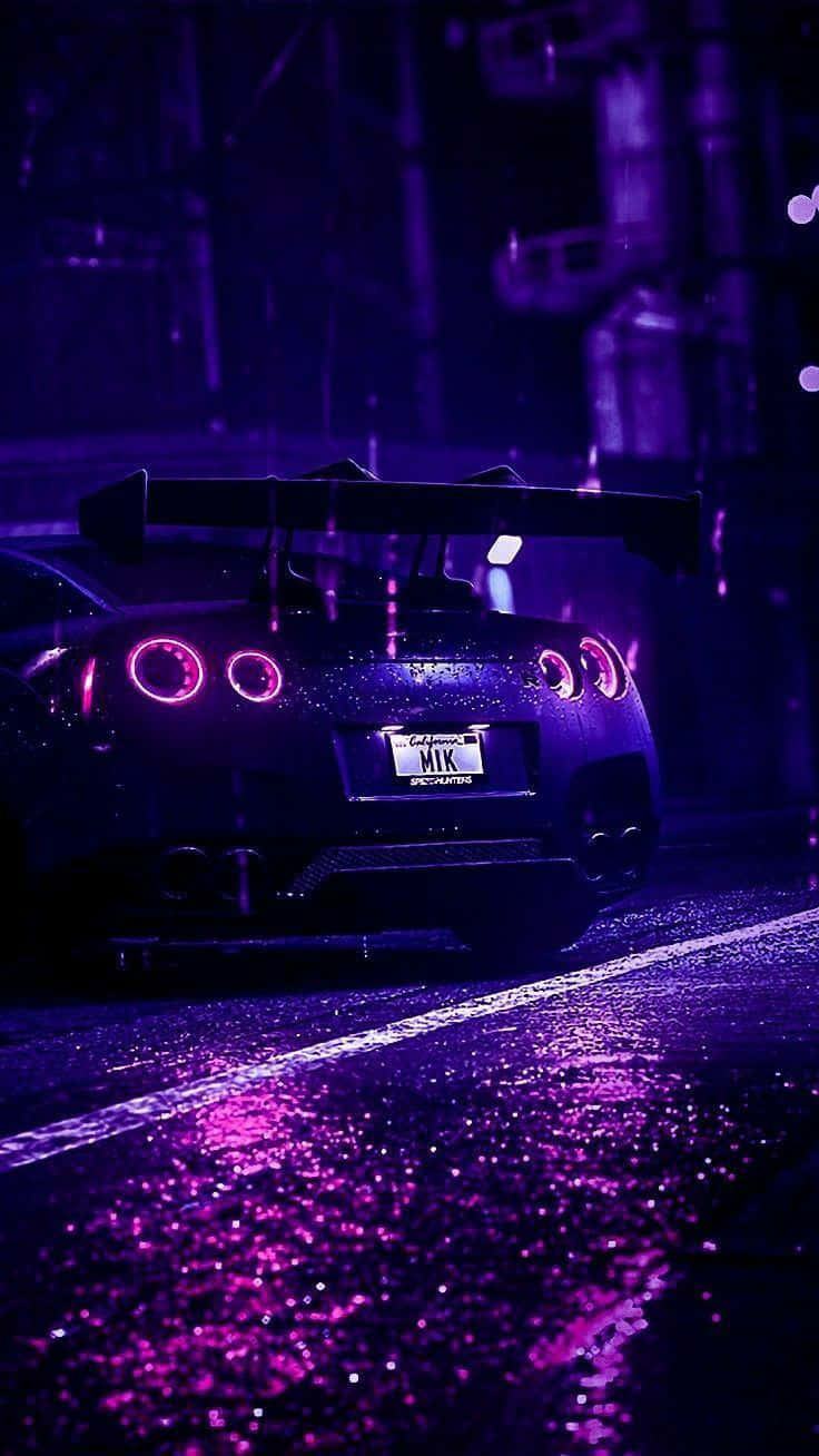 Nissan 桌布 壁紙 — 一輛黑色跑車帶有發光的粉紅色尾燈，停在濕漉漉的霓虹燈街道上，反射出鮮豔的紫色光芒。