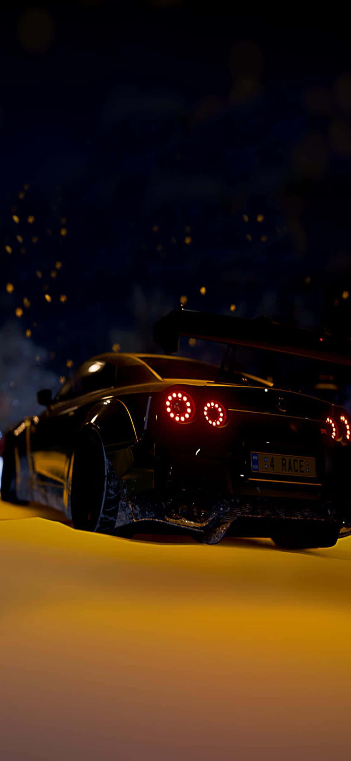 iPhone Xs Forza Horizon 4 桌布 壁紙 — 一輛黑色跑車帶有發光的紅色尾燈，在黑暗天空下、散景燈光中，於雪夜地形上飛馳。