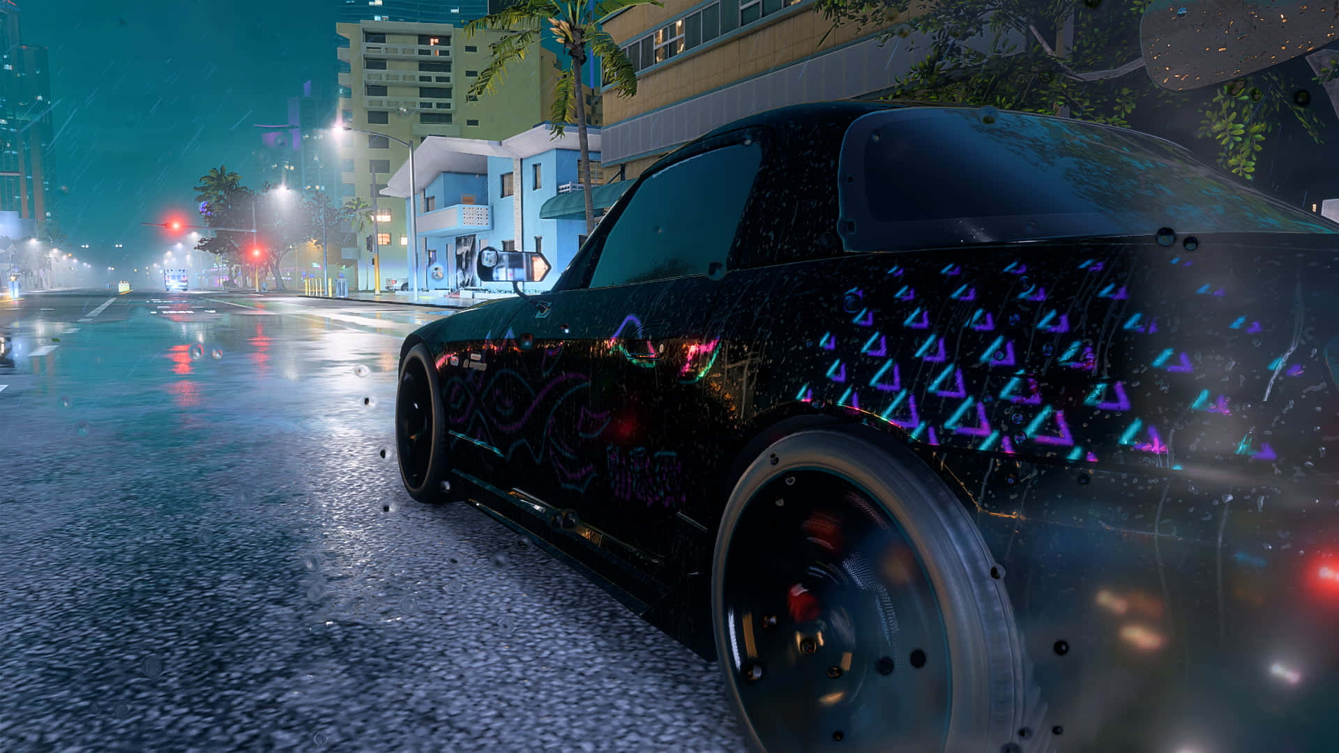 Decals 桌布 壁紙 — 一輛黑色跑車帶有發光霓虹三角形貼紙，在夜晚路燈下駛過雨濕的城市街道。