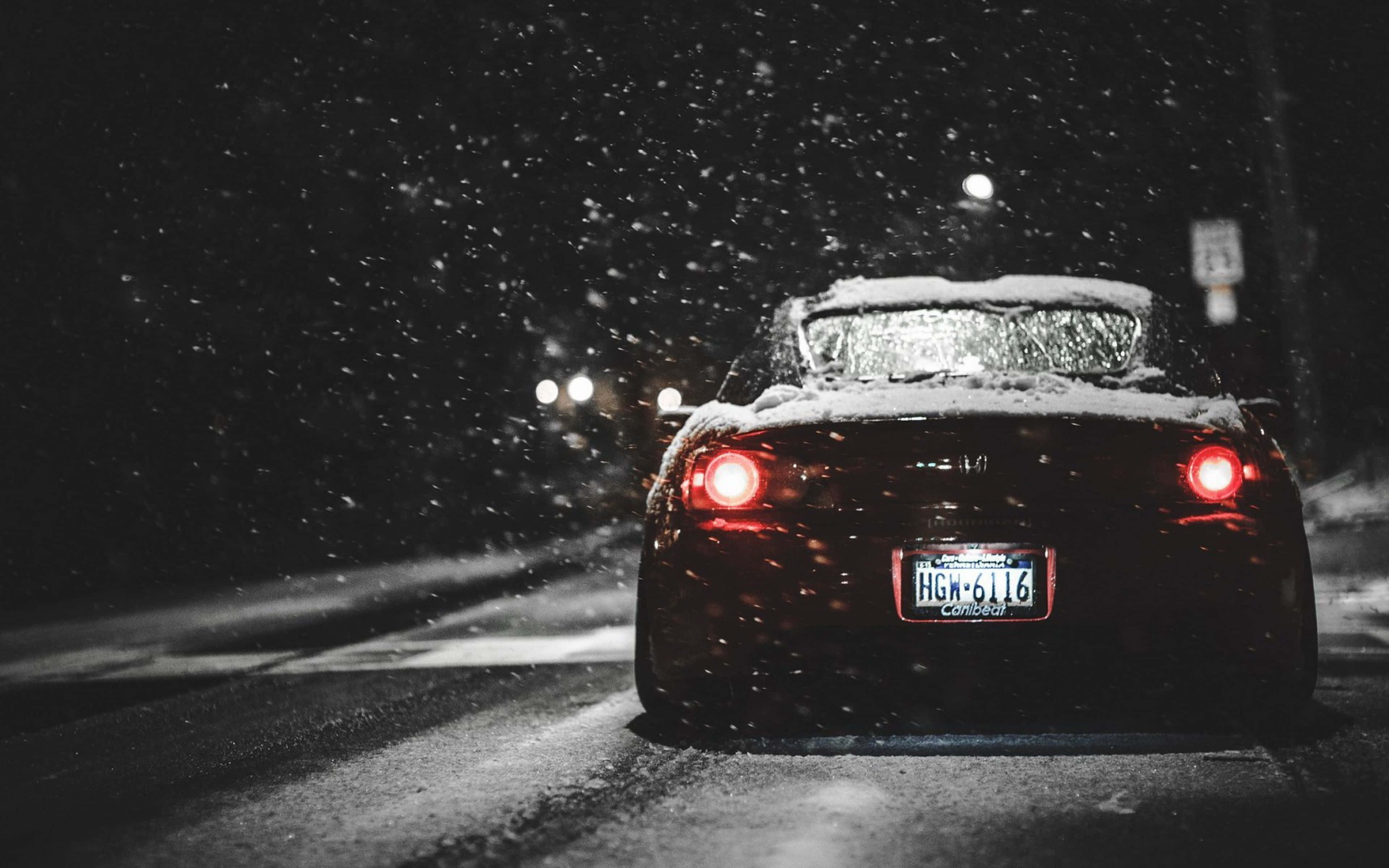 Honda S2000 桌布 壁紙 — 一輛黑色跑車的紅色尾燈在黑暗的冬夜中劃破飄落的雪花。
