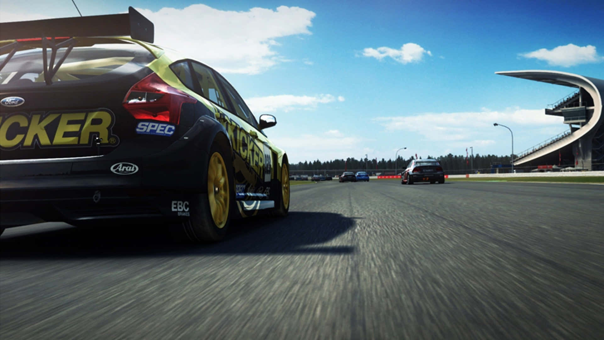 Grid Autosport 桌布 壁紙 — 一輛黑黃色賽車在陽光明媚的賽道上疾馳，遠處有看台和其他賽車。